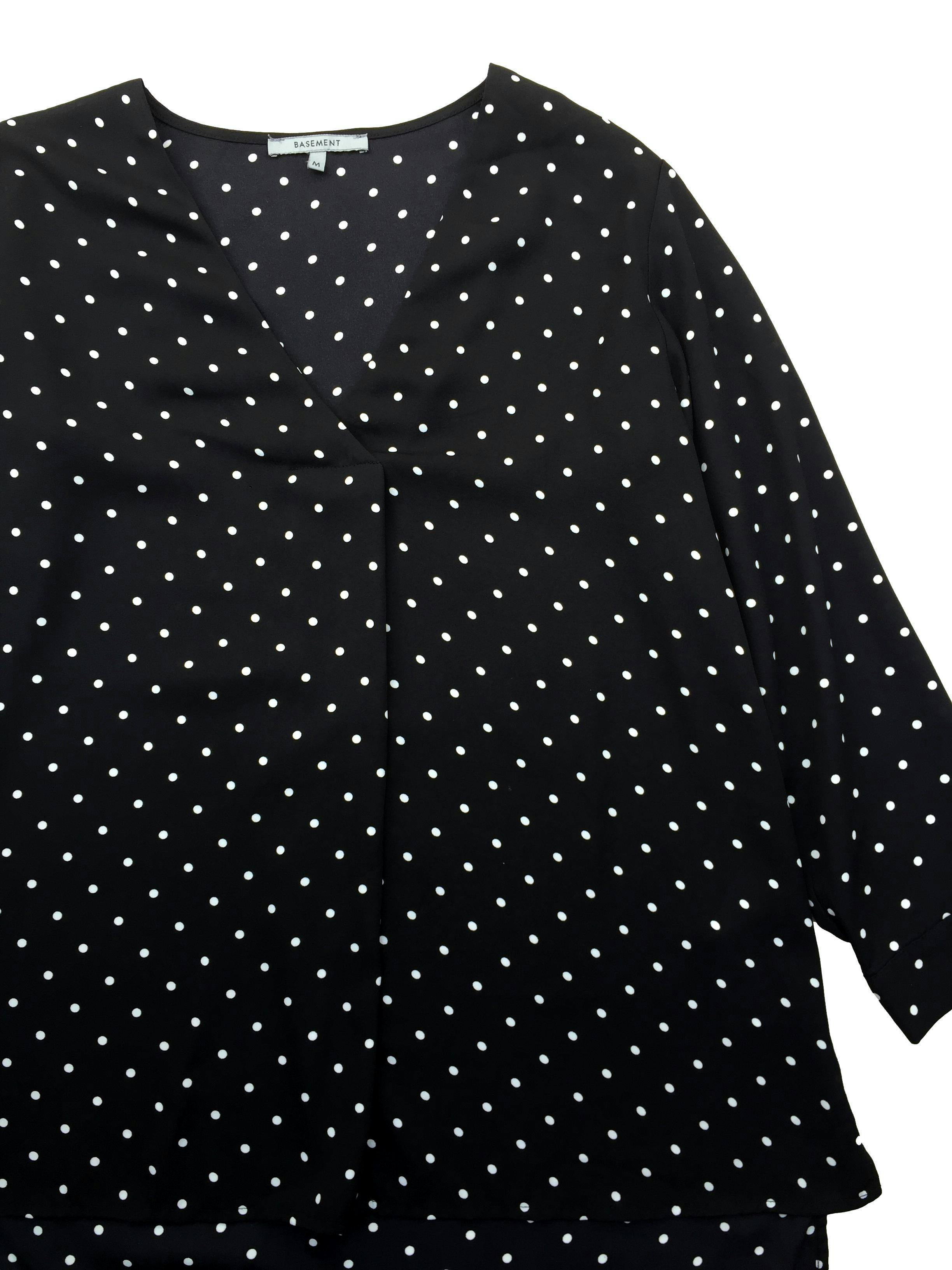 Blusa Basement de gasa negra con puntos blancos, escote en V y aberturas laterales. Busto 110cm, Largo 64cm.