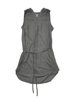 Vestido H&M de gasa estampada en blanco y negro, tiene forro, escote en V, fruncido posterior y cintos a la cintura. Busto 100cm, Largo 85cm.