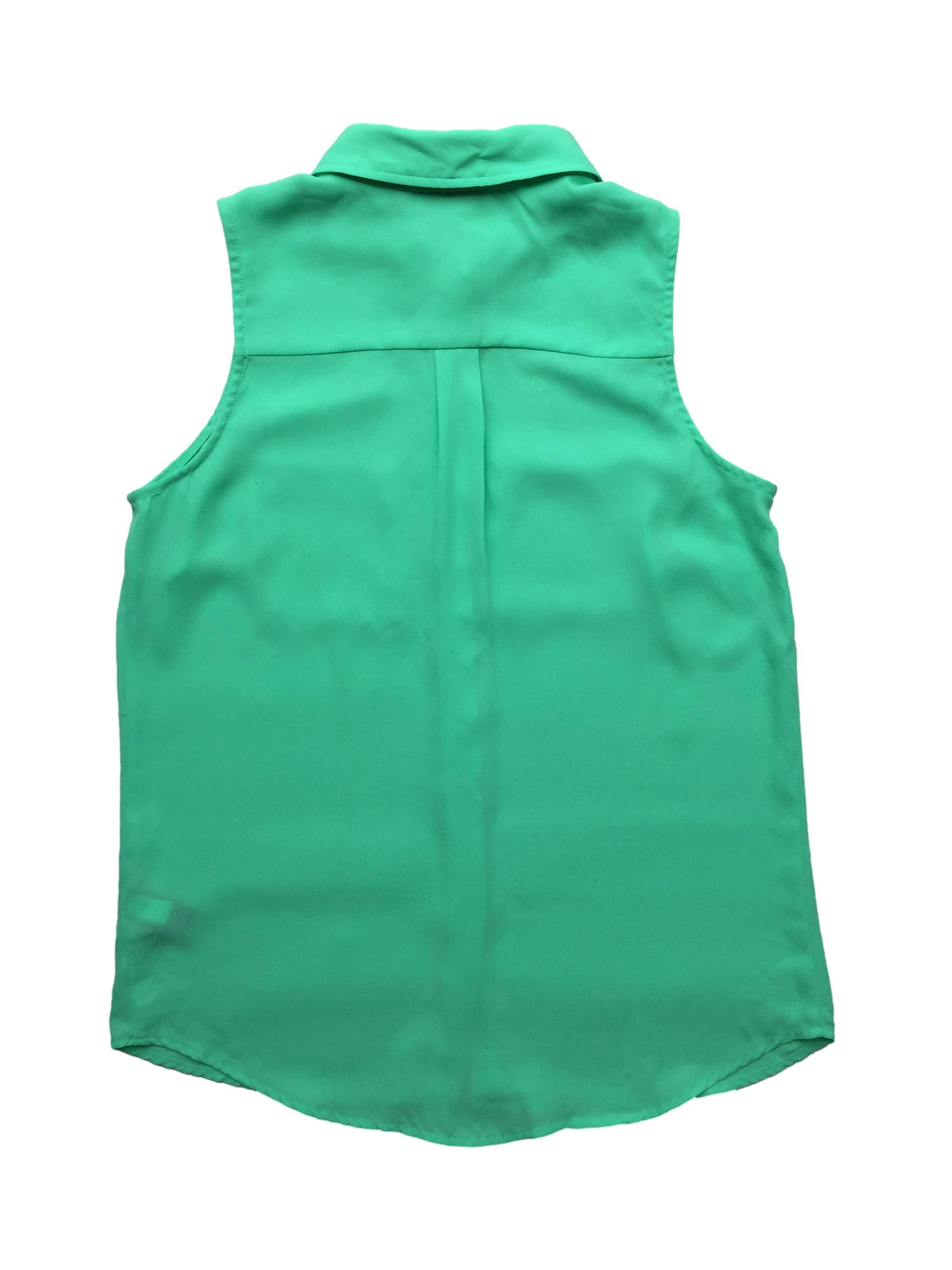 Blusa de gasa verde con bolsillos frontales y botones de repuesto. Busto 100cm, Largo 60cm.