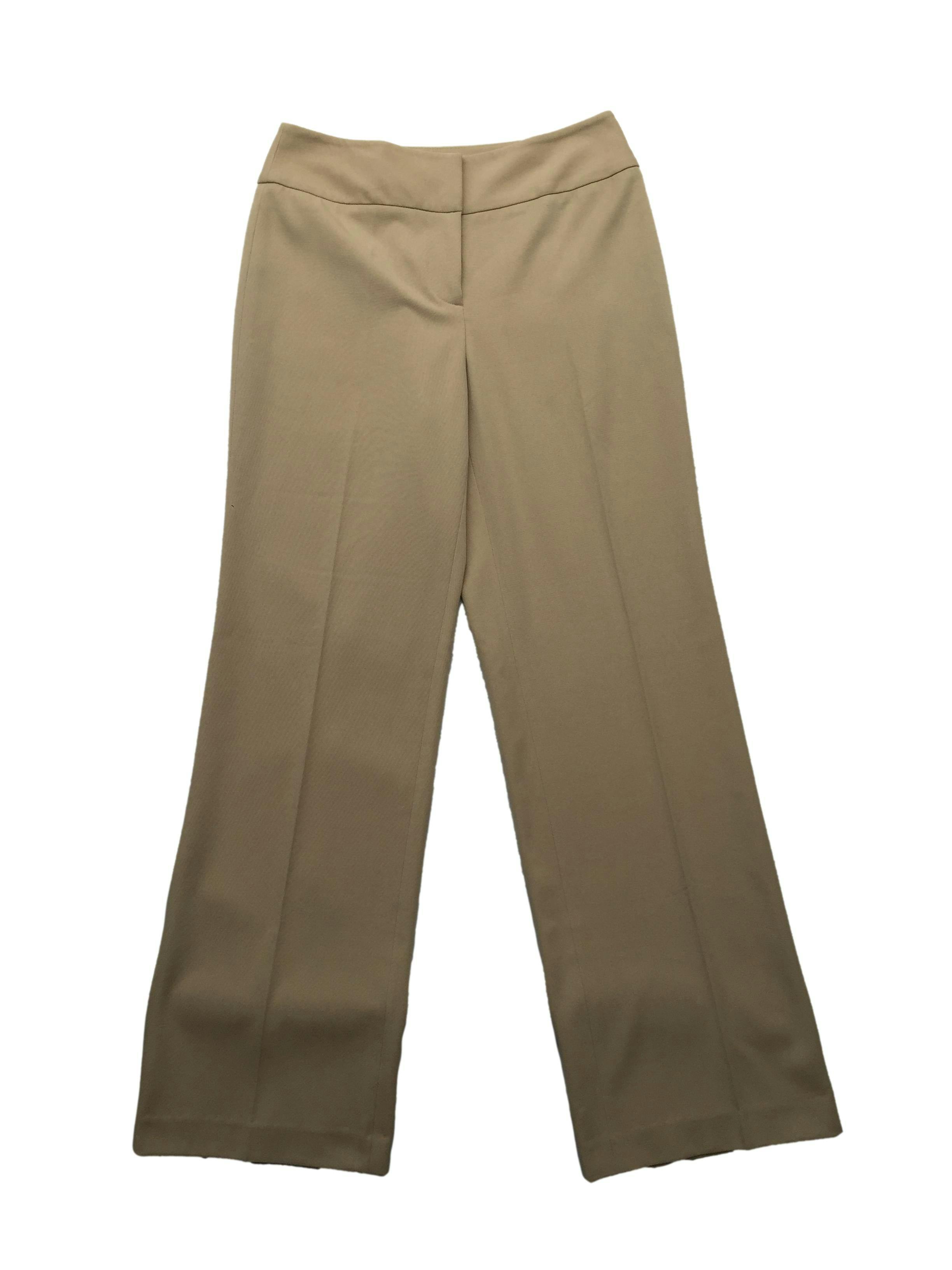 Pantalón Loft beige pierna recta con pinzas y botones posteriores. Cintura 66cm Tiro 24cm Largo 95cm