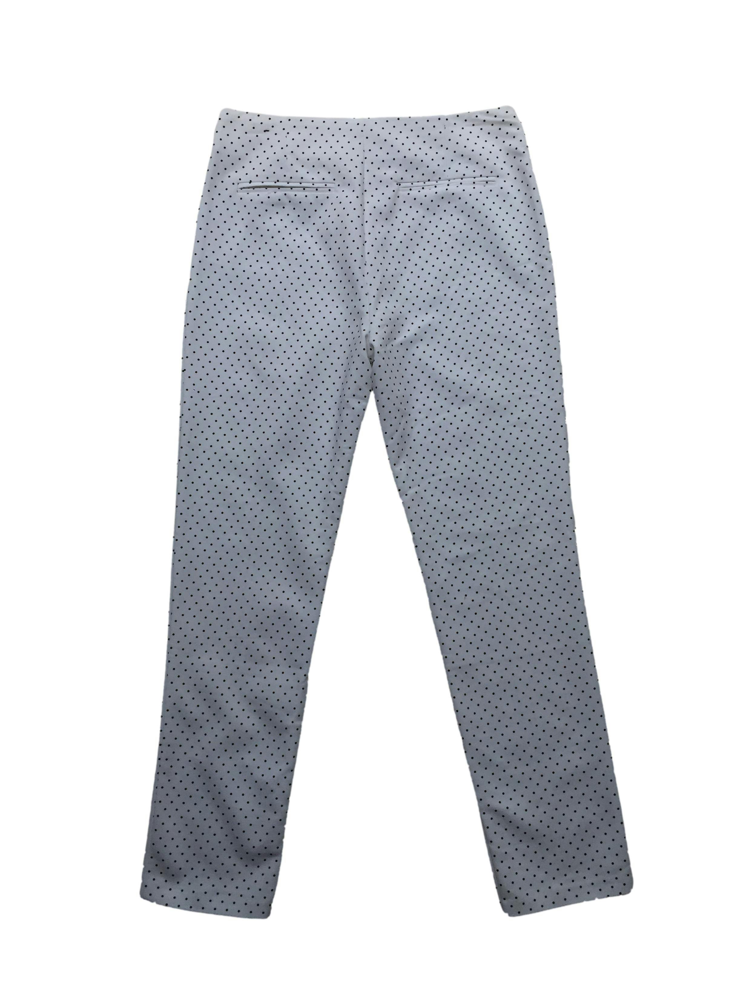 Pantalón Basement blanco con polka dots negros, aplicación de cierres, corte slim ligeramente stetch. Cintura 80cm Tiro 27cm Largo 95cm