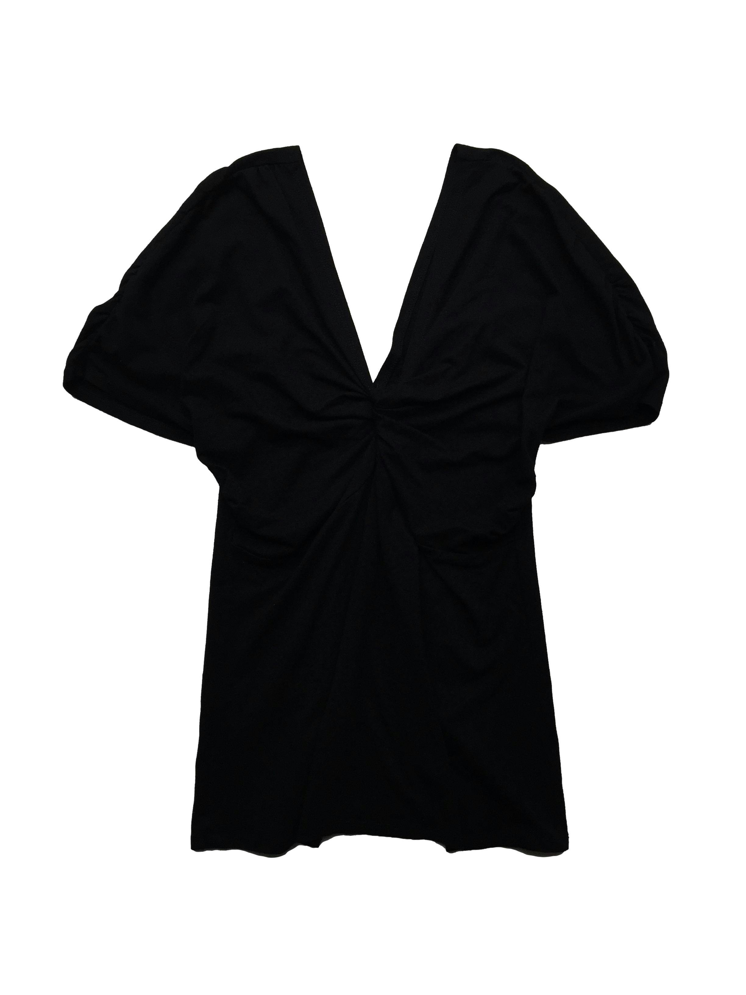 Polo negro tipo algodón stretch, escote pico en ambos lado con efecto nudo en pecho. Busto 85cm sin estirar Largo 62cm