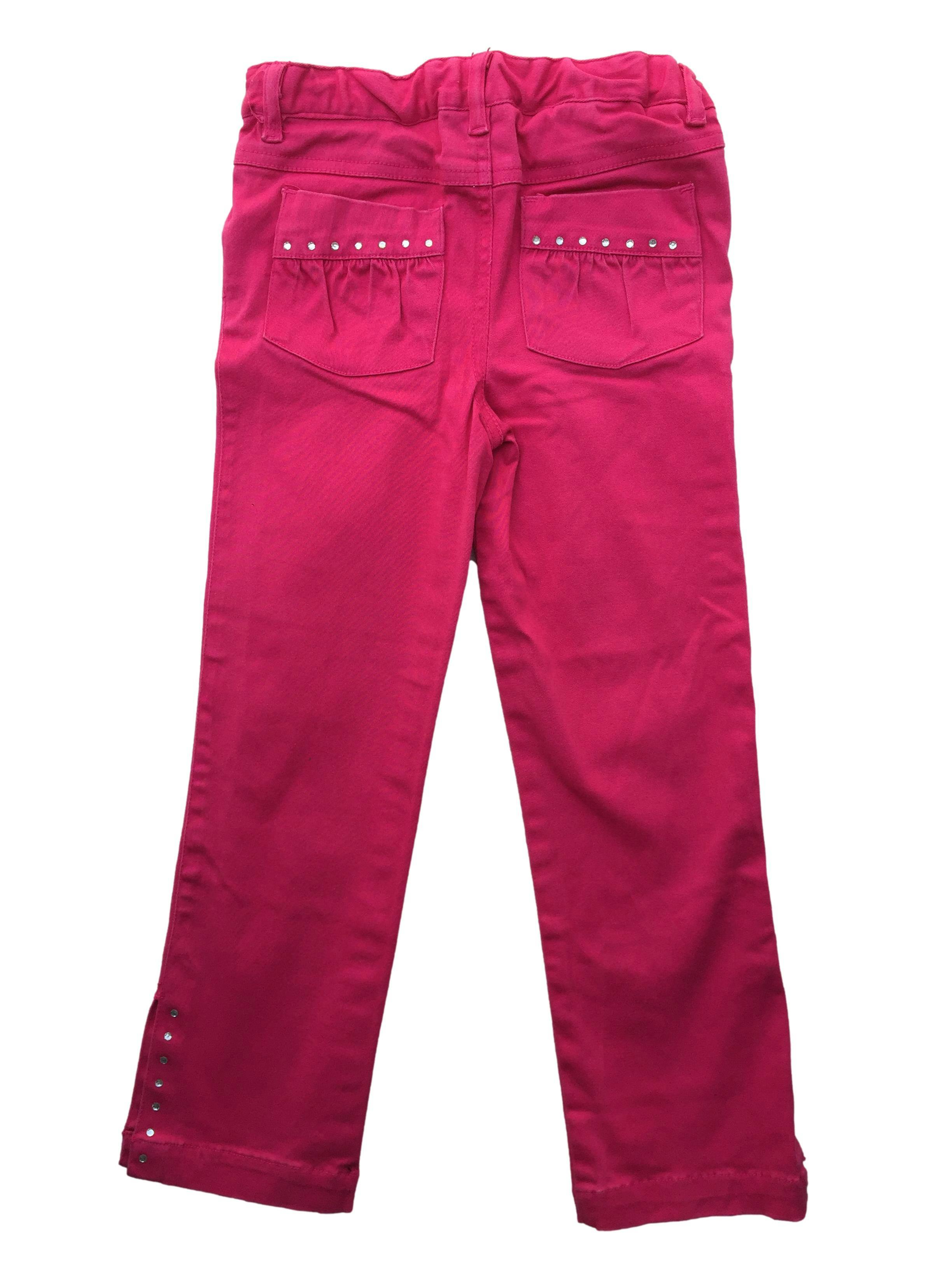 Pantalón Kids stuff fucsia, elástico interno regulable en la cintura, abertura en la basta y brillos. 