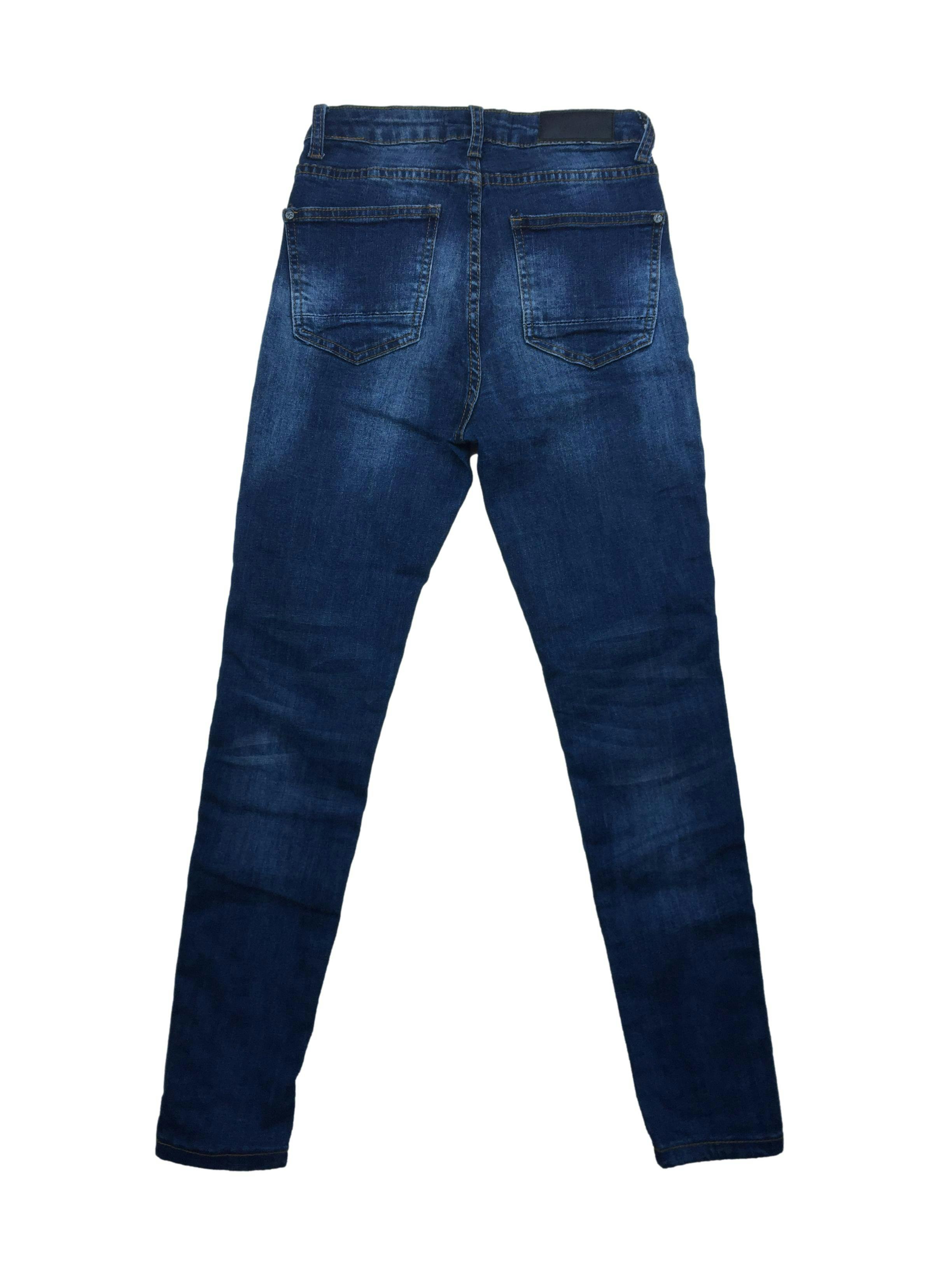 Skinny jean Karl Largerfeld for Falabella, delantero azul oscuro, five pockets. Cintura: 62cm, Tiro: 25cm, Largo: 90cm.