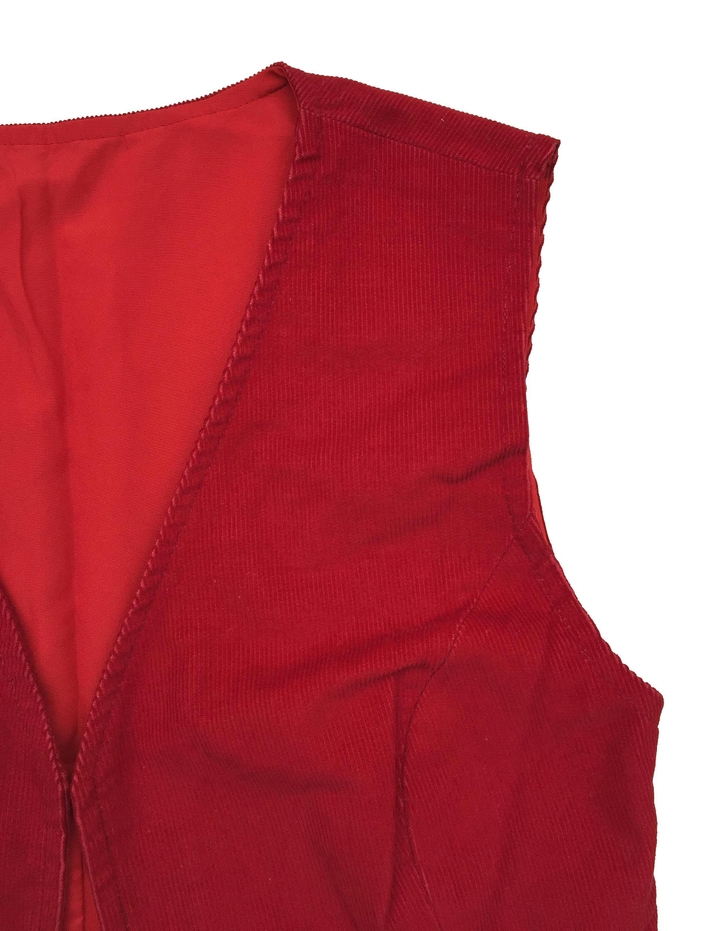 Chaleco rojo de corduroy con forro, modelo abierto. Busto: 90cm, Largo: 48cm