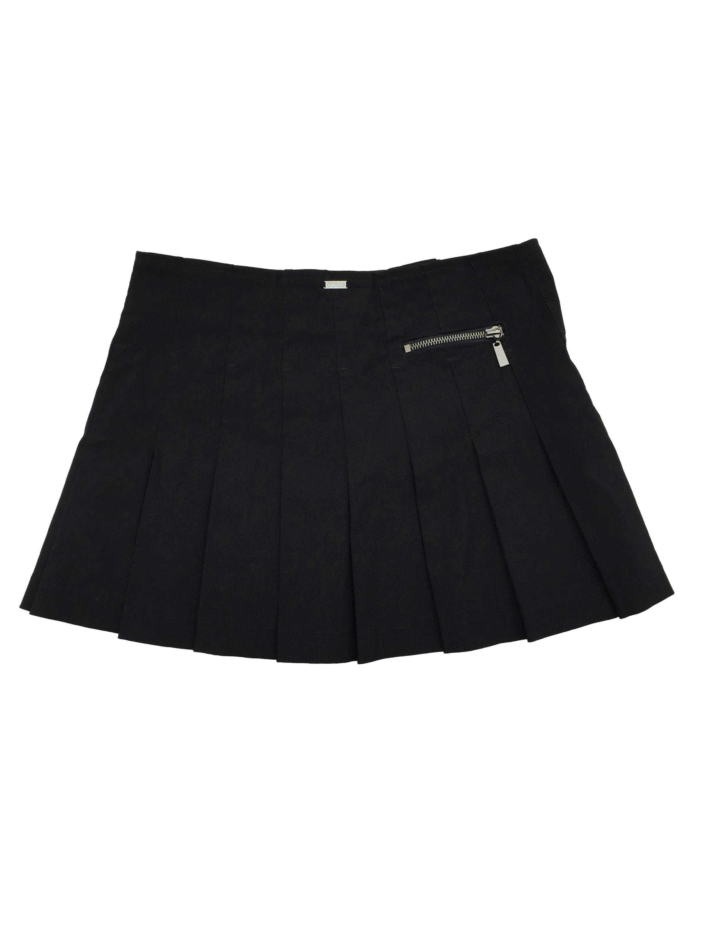 Falda negra tableada, con cierre delantero y bolsillo, tipo drill stretch. Cintura: 72cm, Largo: 32cm