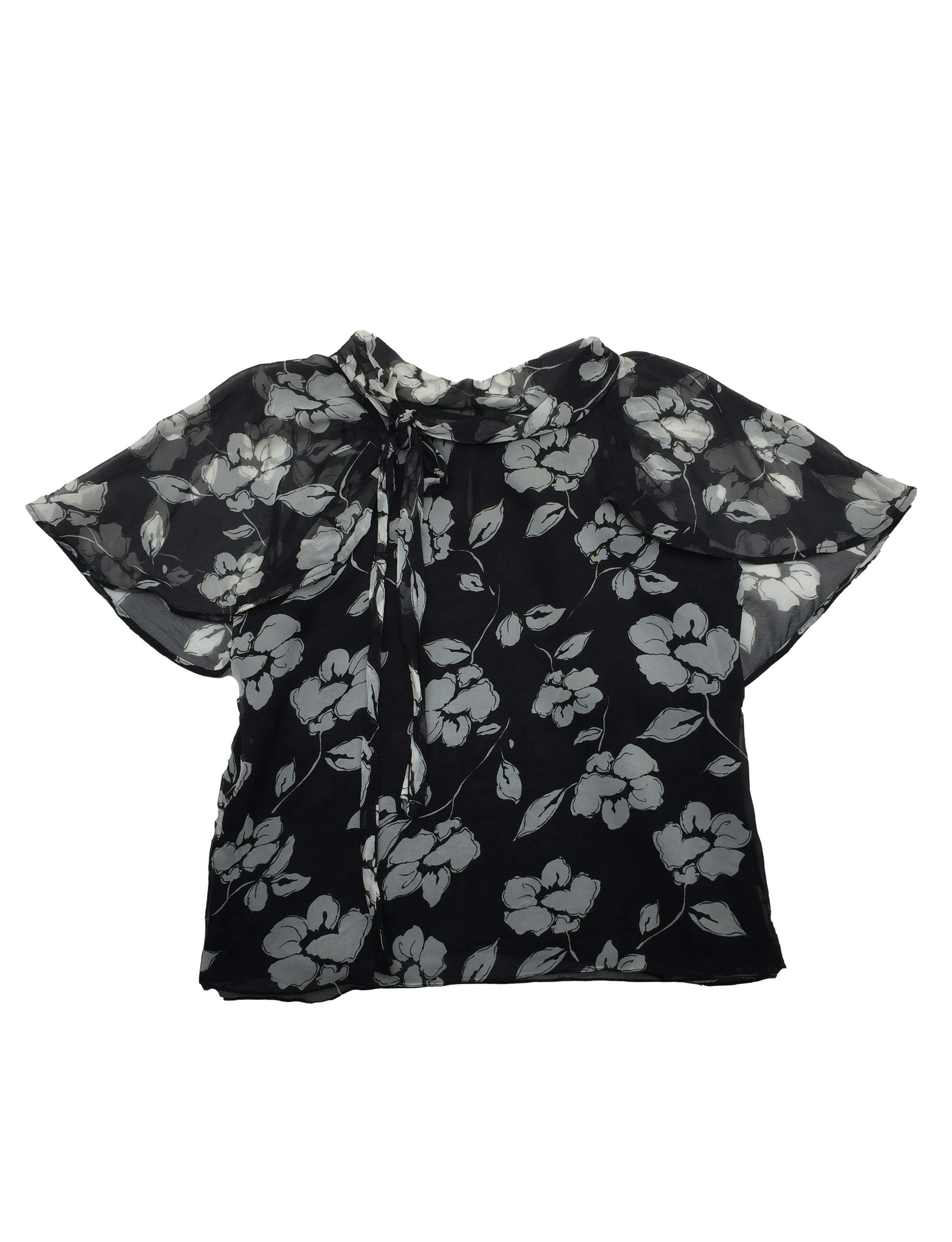 Blusa Gabi Rojas de seda negra con flores crema, forro, lazo para en el cuello. Busto: 104cm, Largo: 60cm