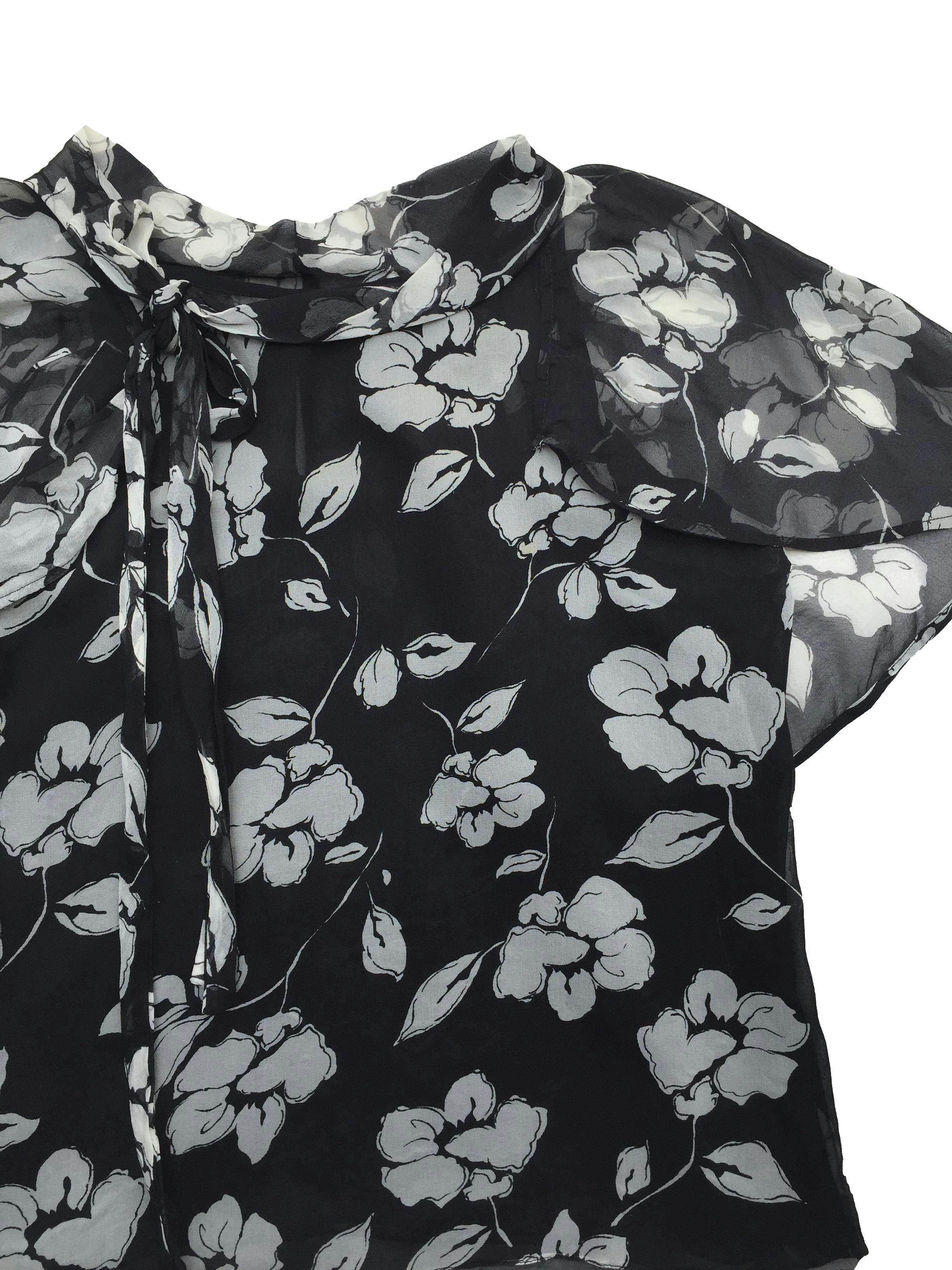 Blusa Gabi Rojas de seda negra con flores crema, forro, lazo para en el cuello. Busto: 104cm, Largo: 60cm