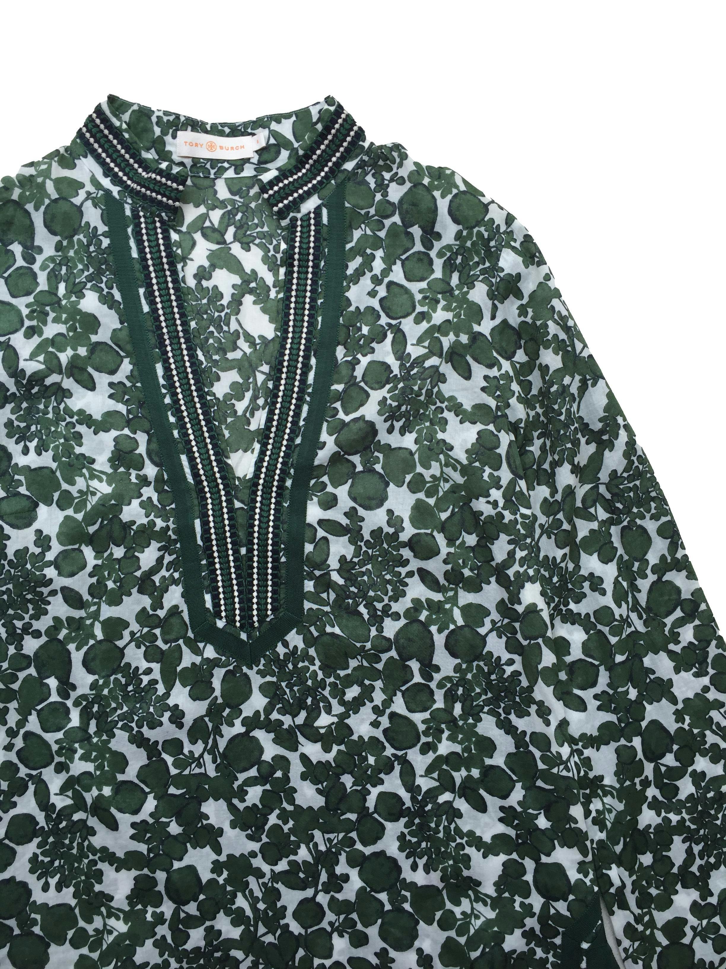 Blusa Tori Burch, 100% algodón estampado de hojas verdes, bordado en el cuello y puños, aberturas laterales. Busto: 100cm, Largo: 76cm