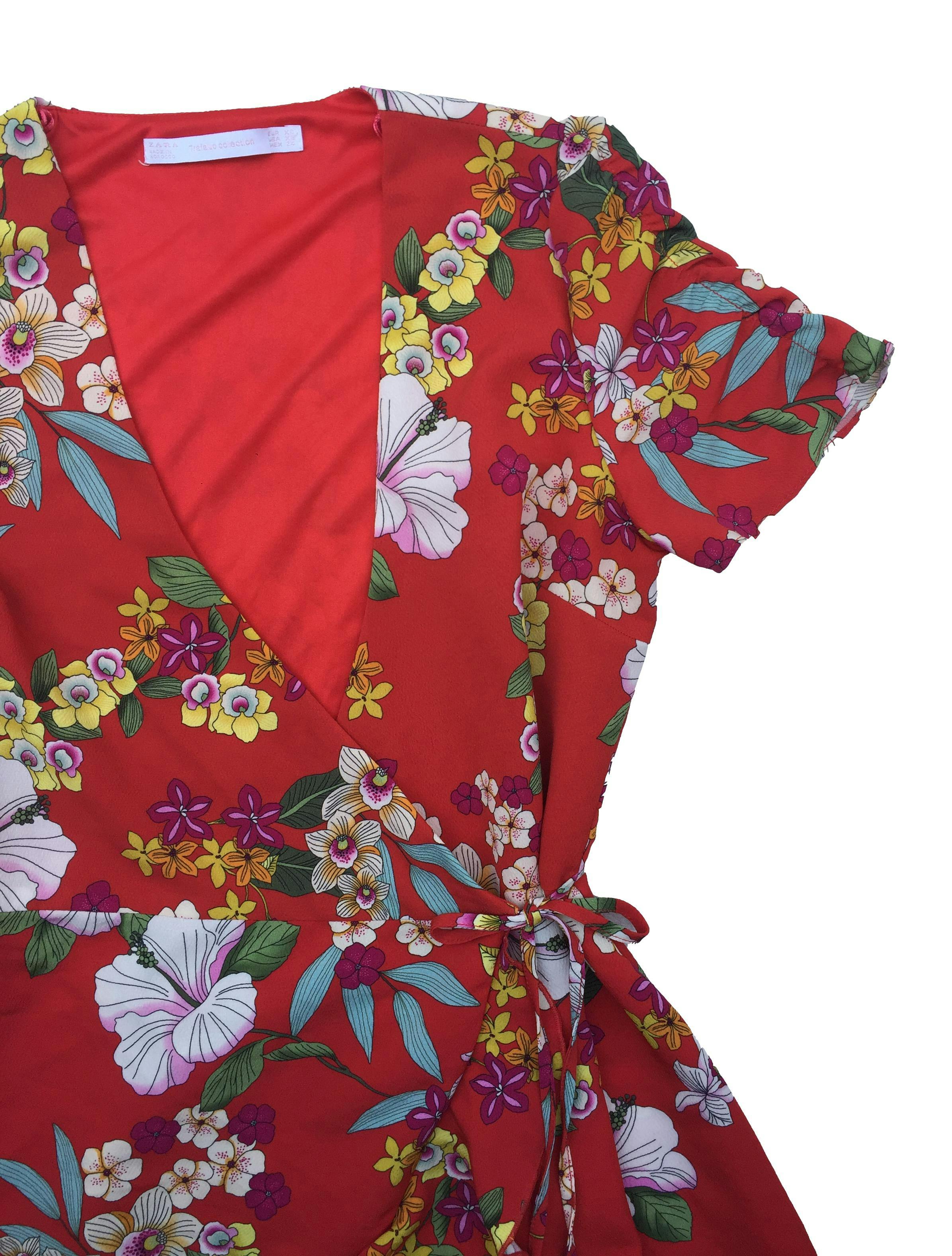 Vestido Zara envolvente de crepé rojo con flores, forro en top. Busto 85cm Largo 75cm
