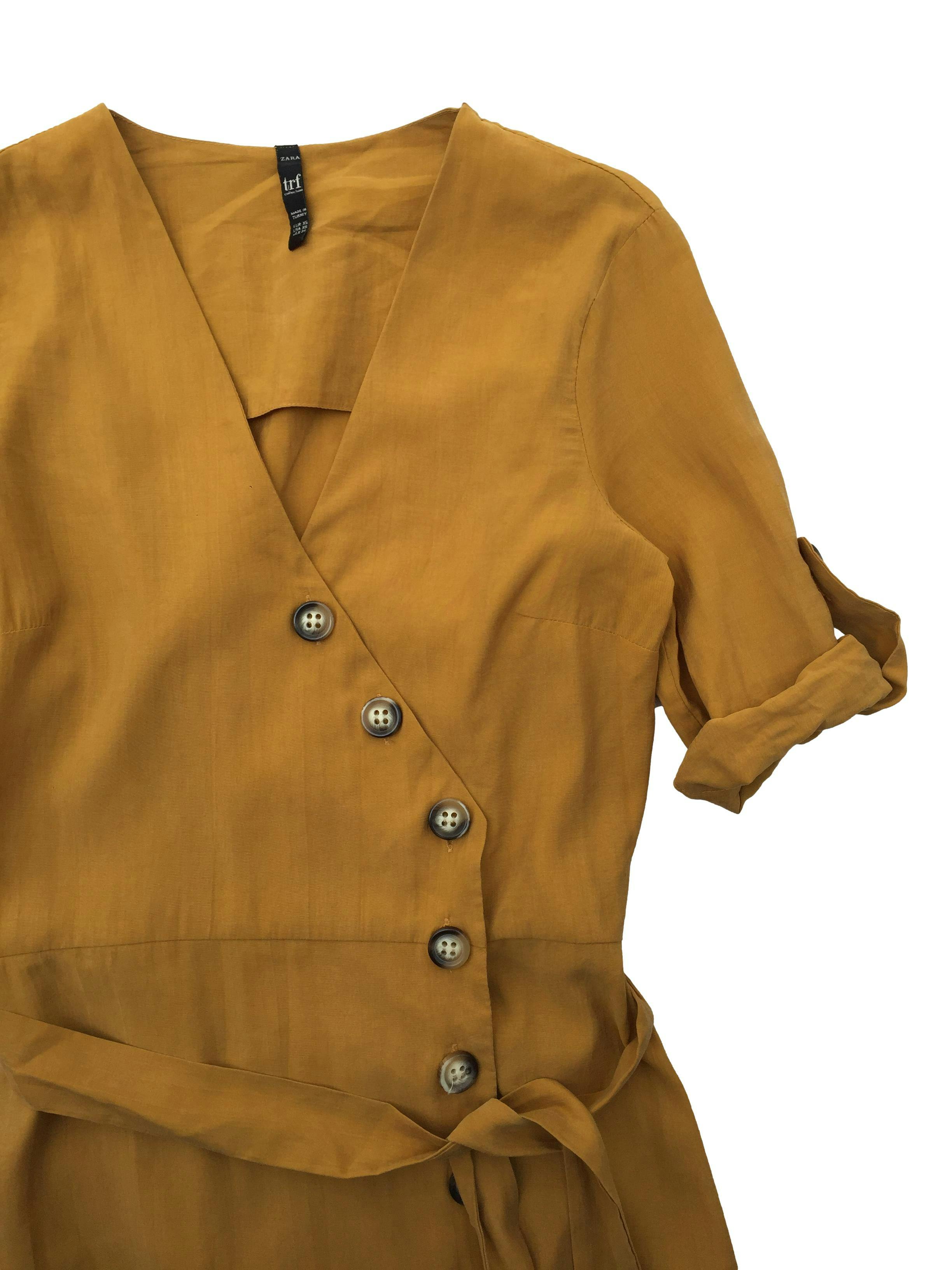 Vestido midi Zara mostaza, cruzado con botones laterales, elástico posterior y cinto. Busto 90cm Largo 120cm
