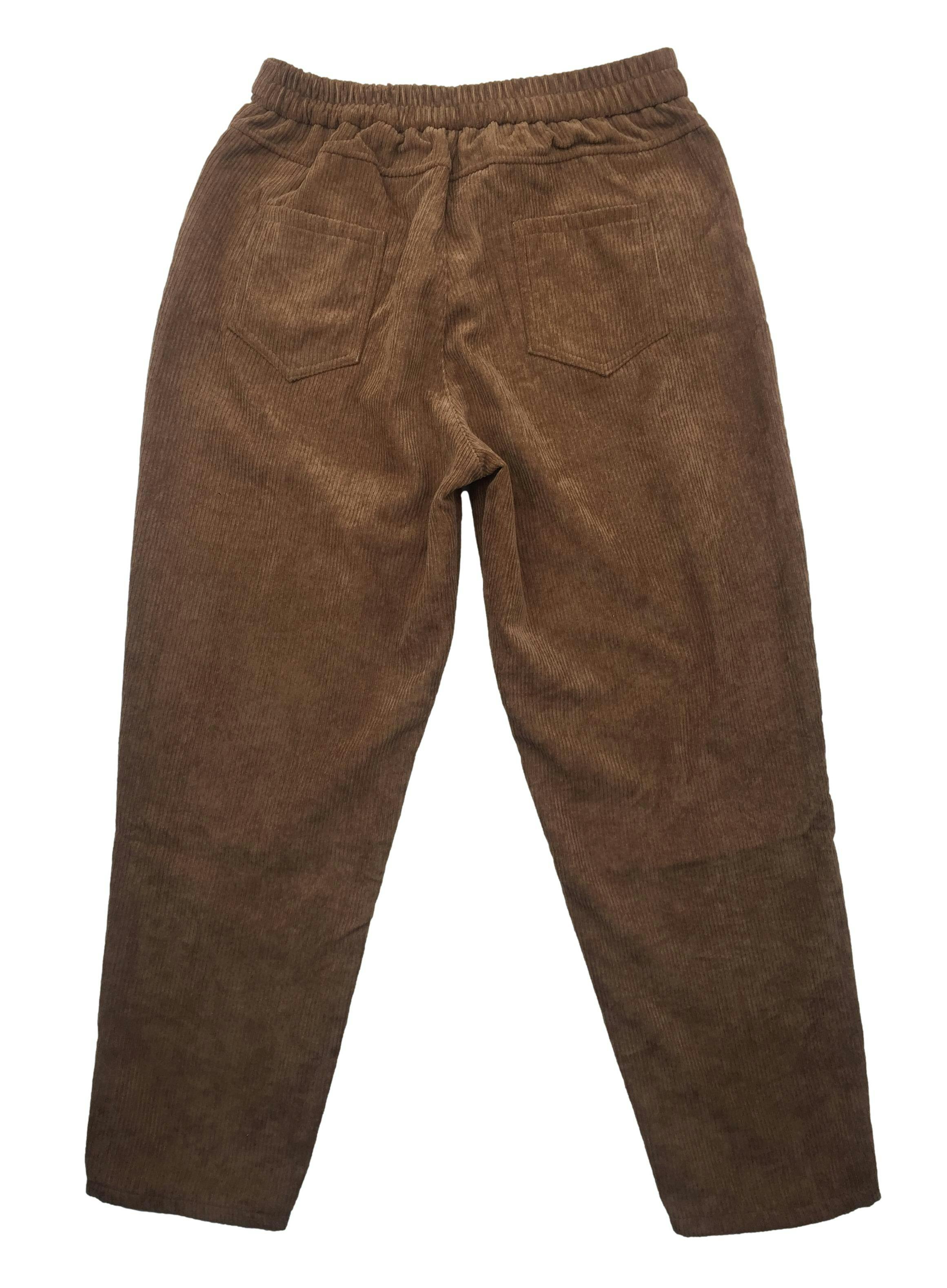 Pantalón de corduroy marrón, pretina elástica y con bolsillos. Cintura 75cm Tiro 28cm Largo 95cm