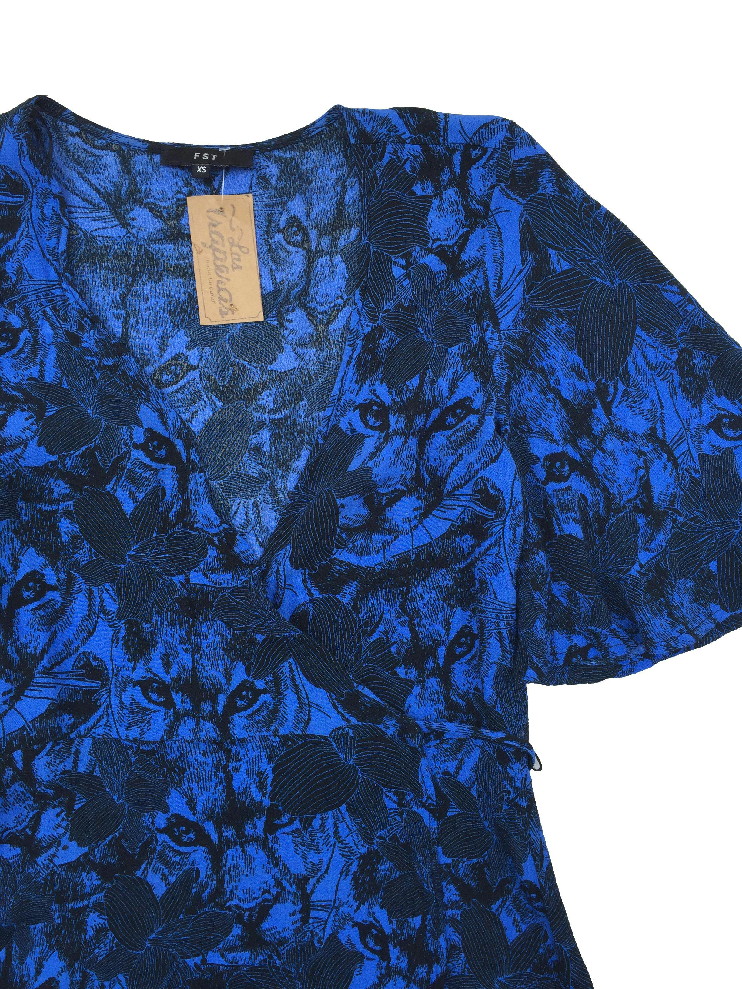 Vestido FST envolvente, estampado de puma y flores en negro y azul, tiras para anudar en la cintura. Busto: 85cm, Largo: 85cm
