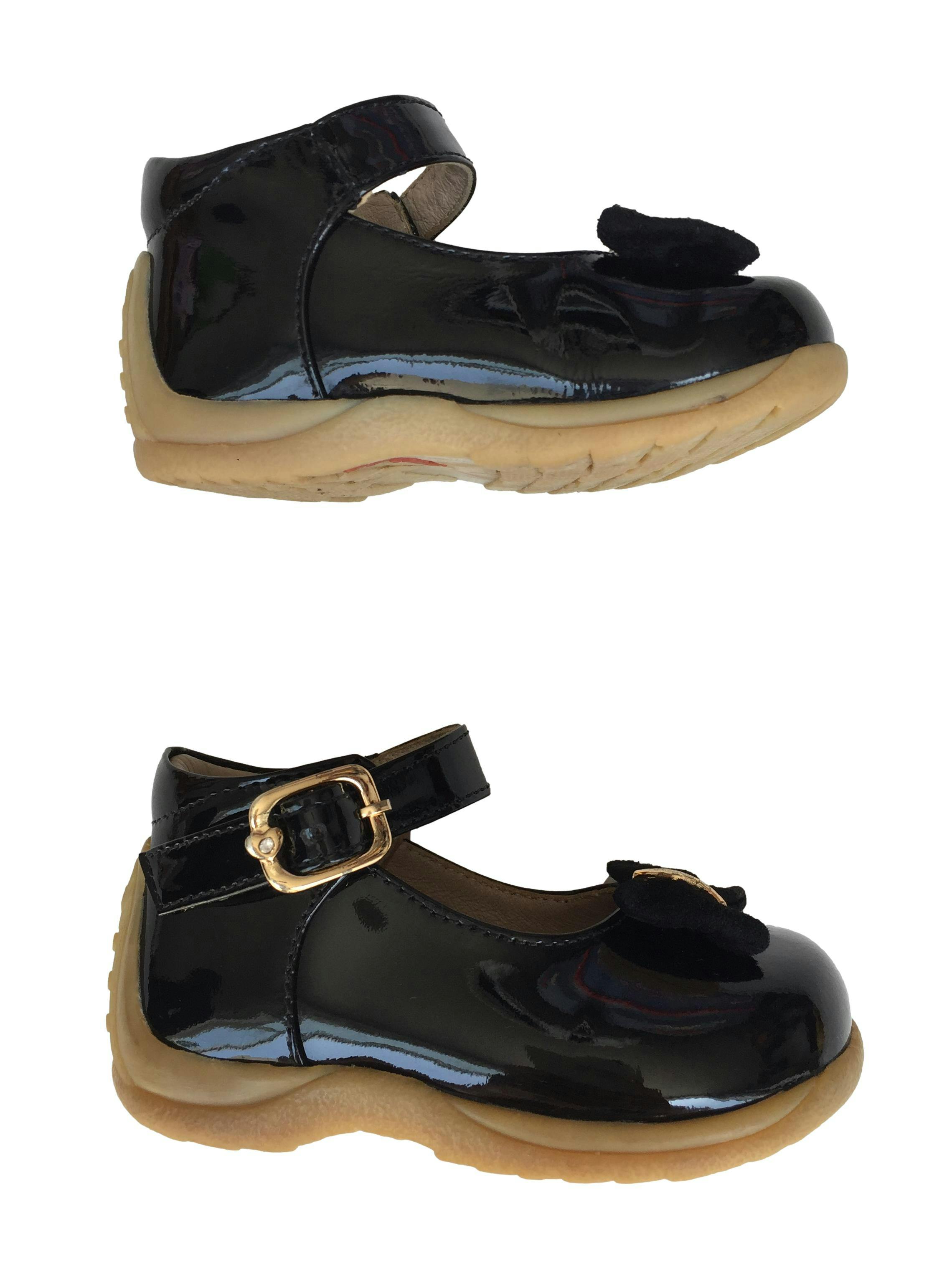 Zapatos negros de cuero charol con correa y lazo de gamuza. original S/ | Las Traperas