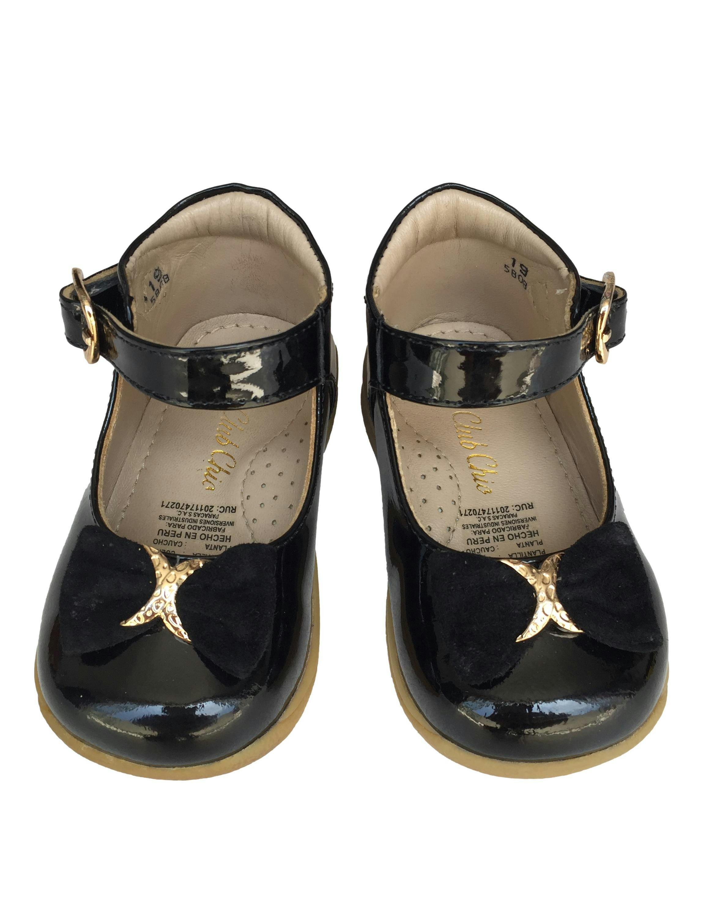 Zapatos negros de cuero charol con correa y lazo de gamuza. Precio original S/ 179