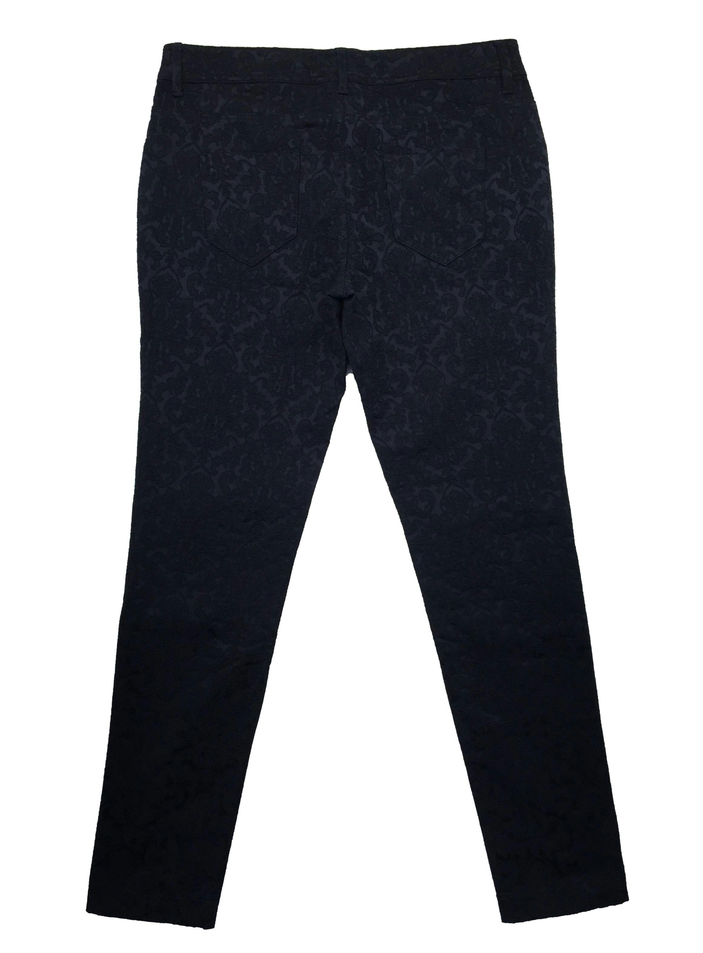 Pantalon negro bordado flores en relieve, ligeramente stretch. Cintura 78cm Tiro 21cm Largo 90cm