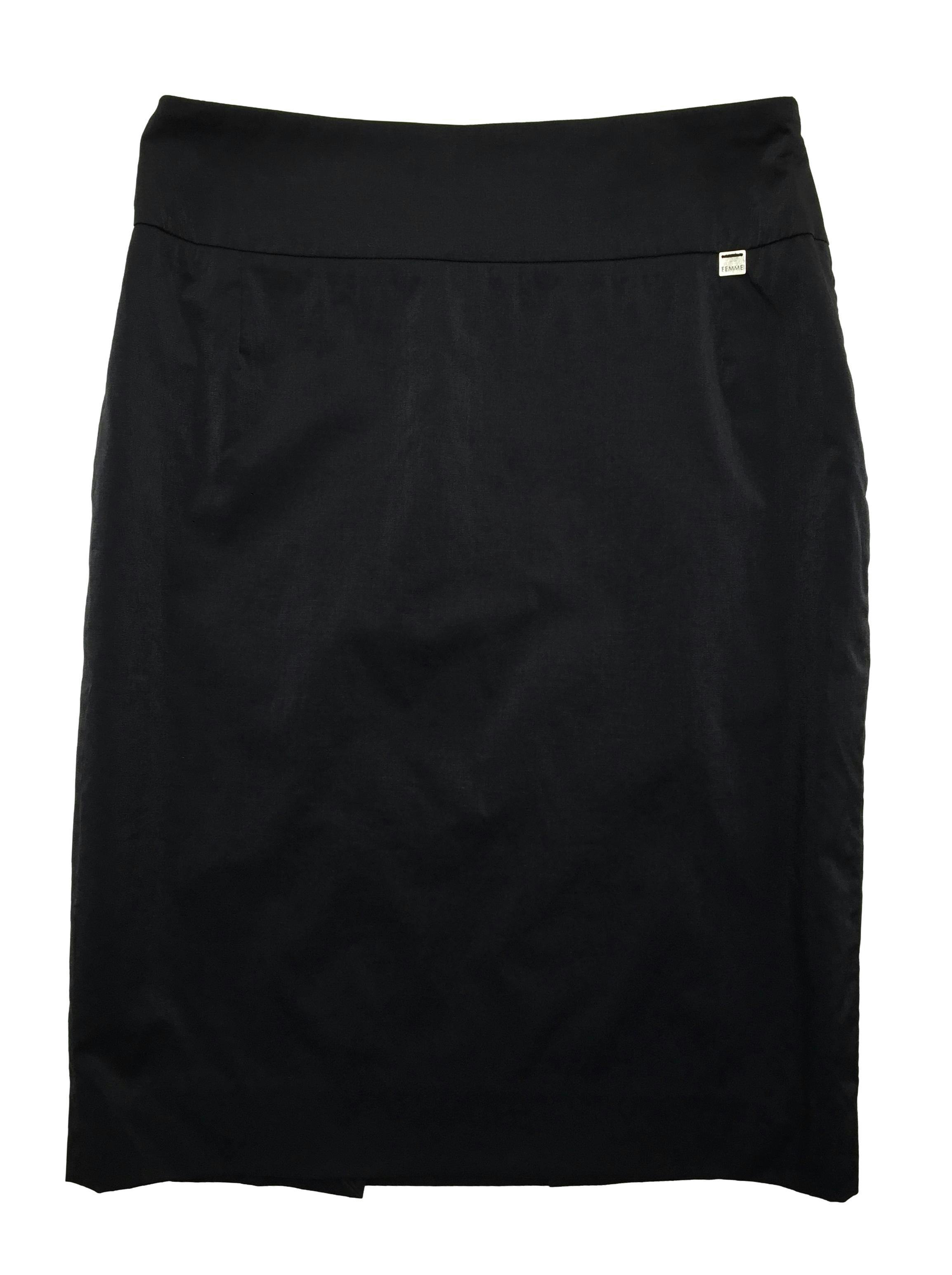 Falda sastre Femme de tela negra ligeramente satinada, tiene forro, cierre lateral y abertura posterior. Cintura 76cm, Largo 61cm.