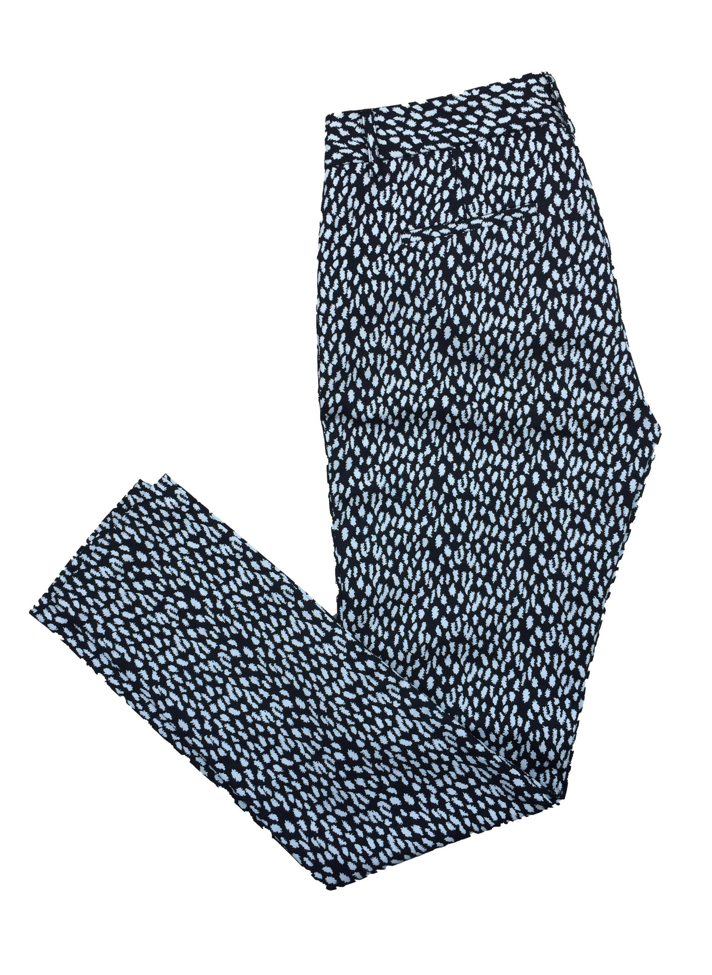 Pantalón Marquis slim fit con estampado en blanco y negro, bolsillos frontales y falsos bolsillos posteriores, tela 97% algodón. Cintura 80cm, Tiro 25cm, Largo 101cm.