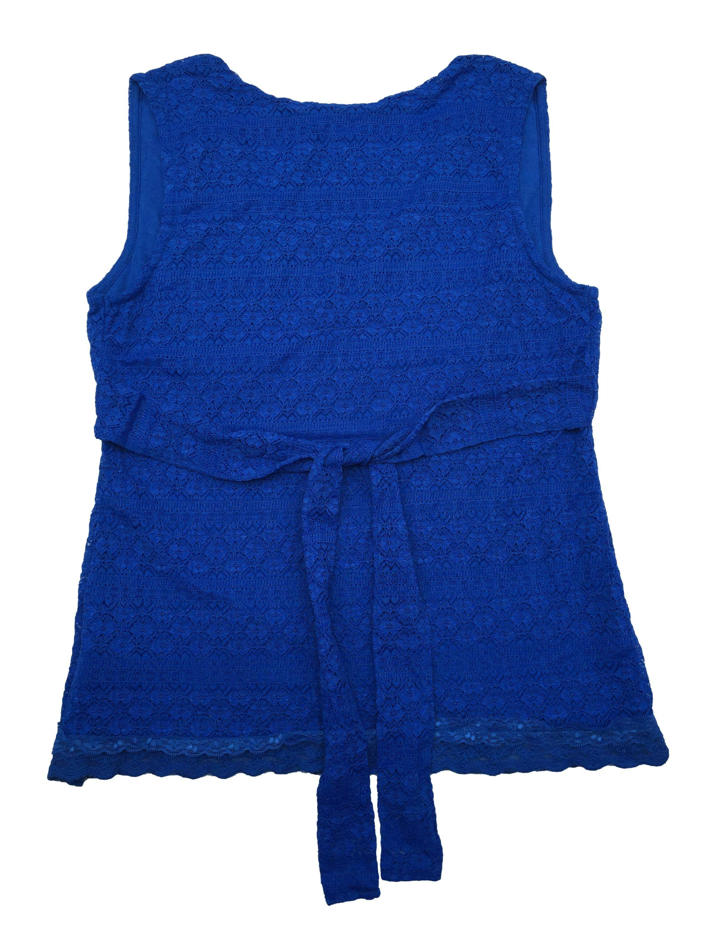 Blusa Tatienne de encaje azul con forro, escote cruzado y cintos. Busto 100cm, Largo 63cm.
