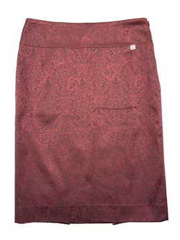 Falda sastre Femme de tela brocada rosa con patrón floral, forro, cierre lateral y abertura posterior. Cintura 76cm, Largo 60cm.