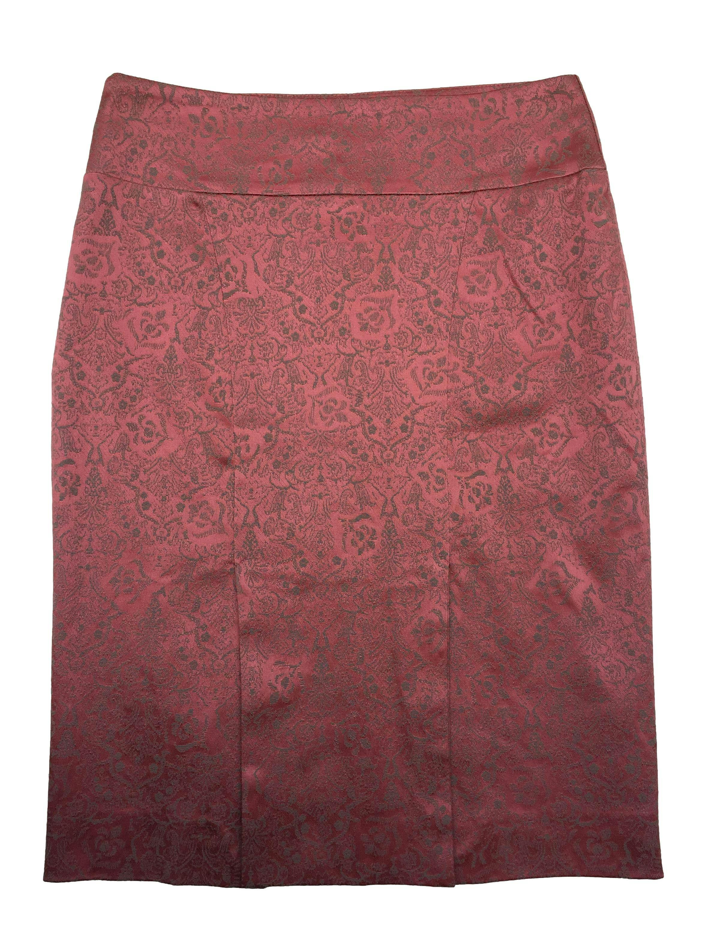 Falda sastre Femme de tela brocada rosa con patrón floral, forro, cierre lateral y abertura posterior. Cintura 76cm, Largo 60cm.