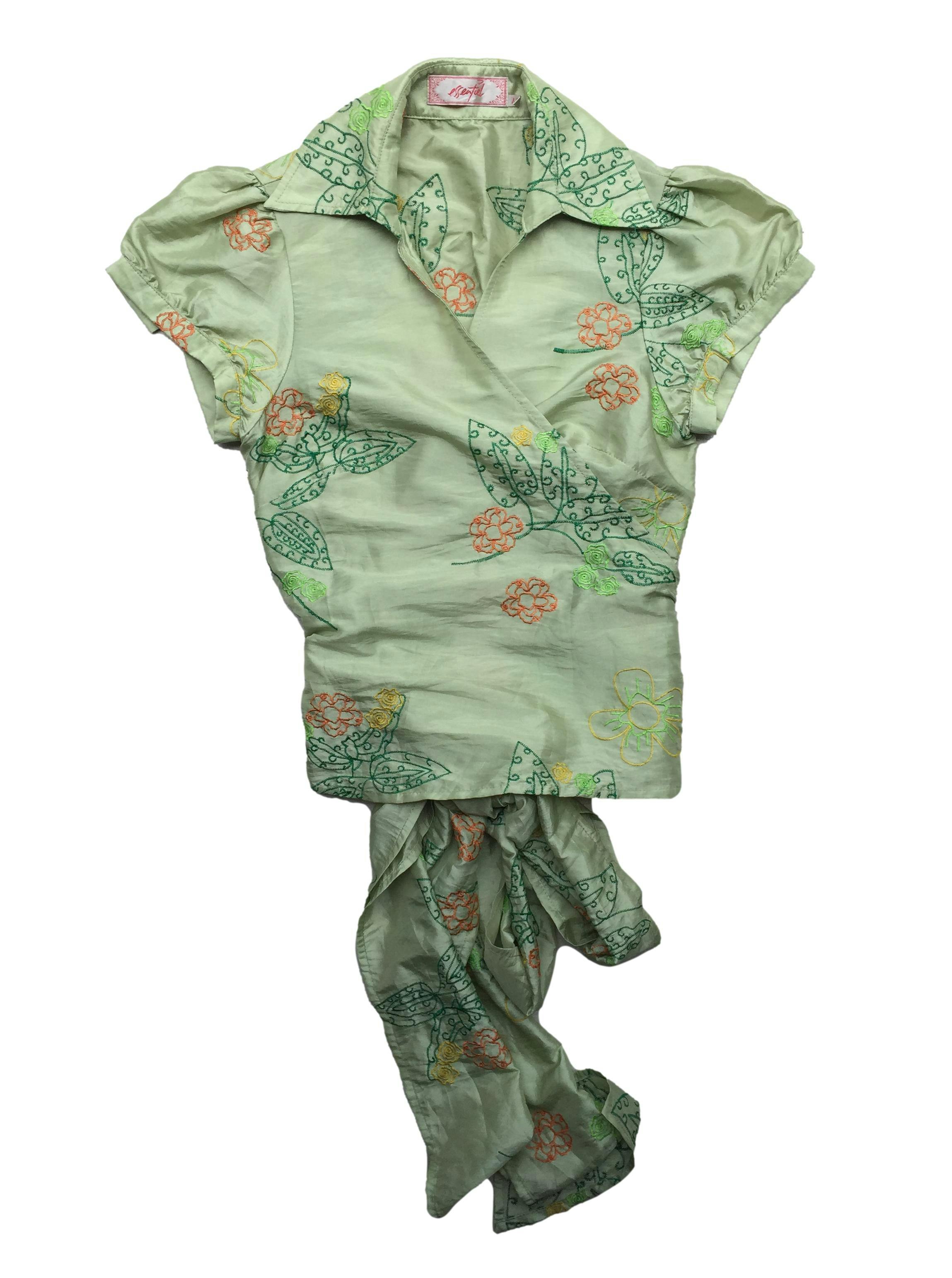 Blusa Essentiel envolvente, tela delgada color verde con bordados florales y mangas abullonadas. Busto 96cm, Largo 52cm.