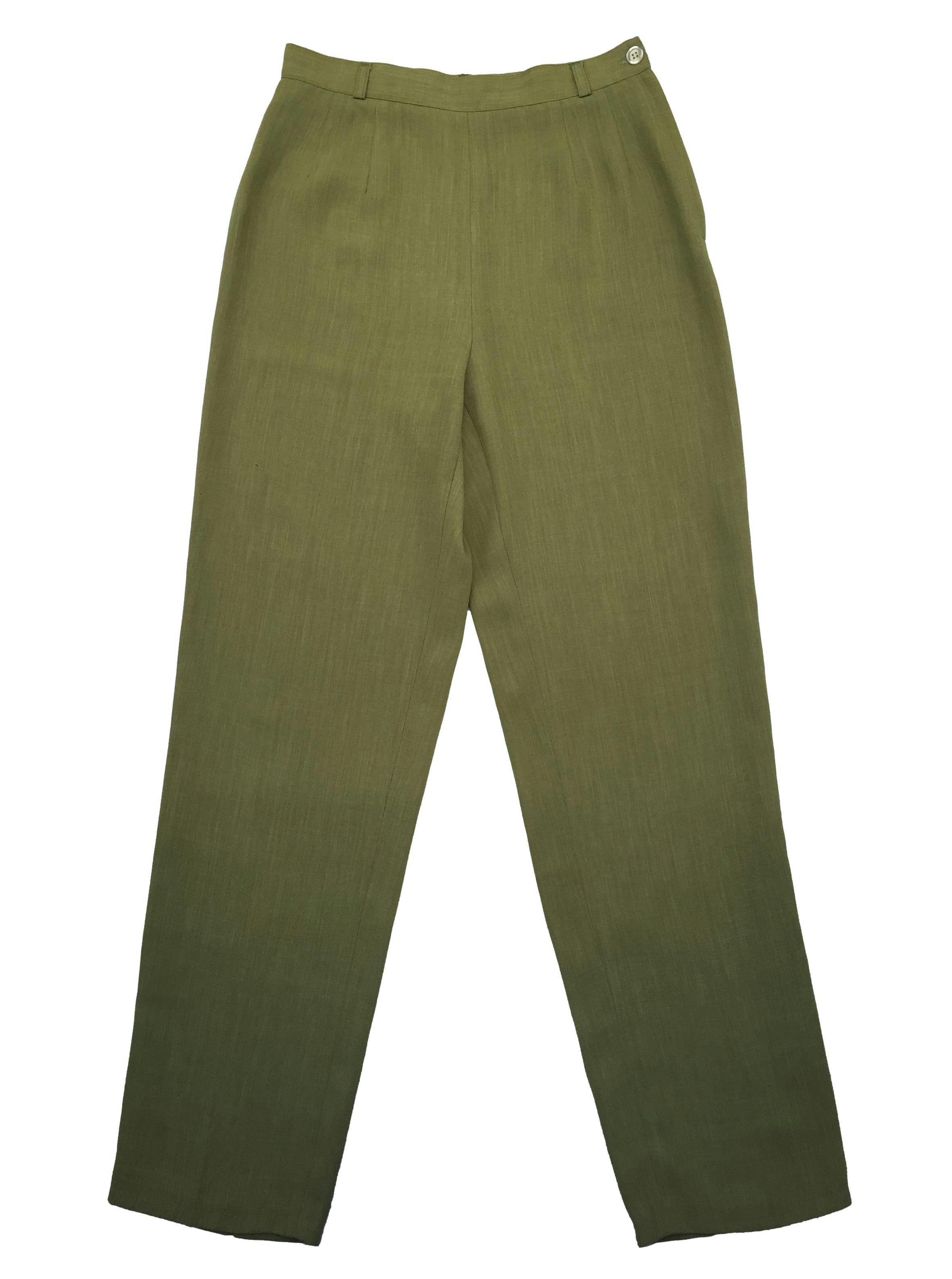 Pantalón verde tipo sastre a la cintura, tiene pinzas, pierna recta y linda caída. Cintura 68cm Tiro 29cm Largo 103cm