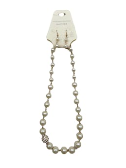Set Jacylin Smith collar y aretes de perlas , dije incrustado con cristales. Medidas collar 50cm, aretes 3cm.