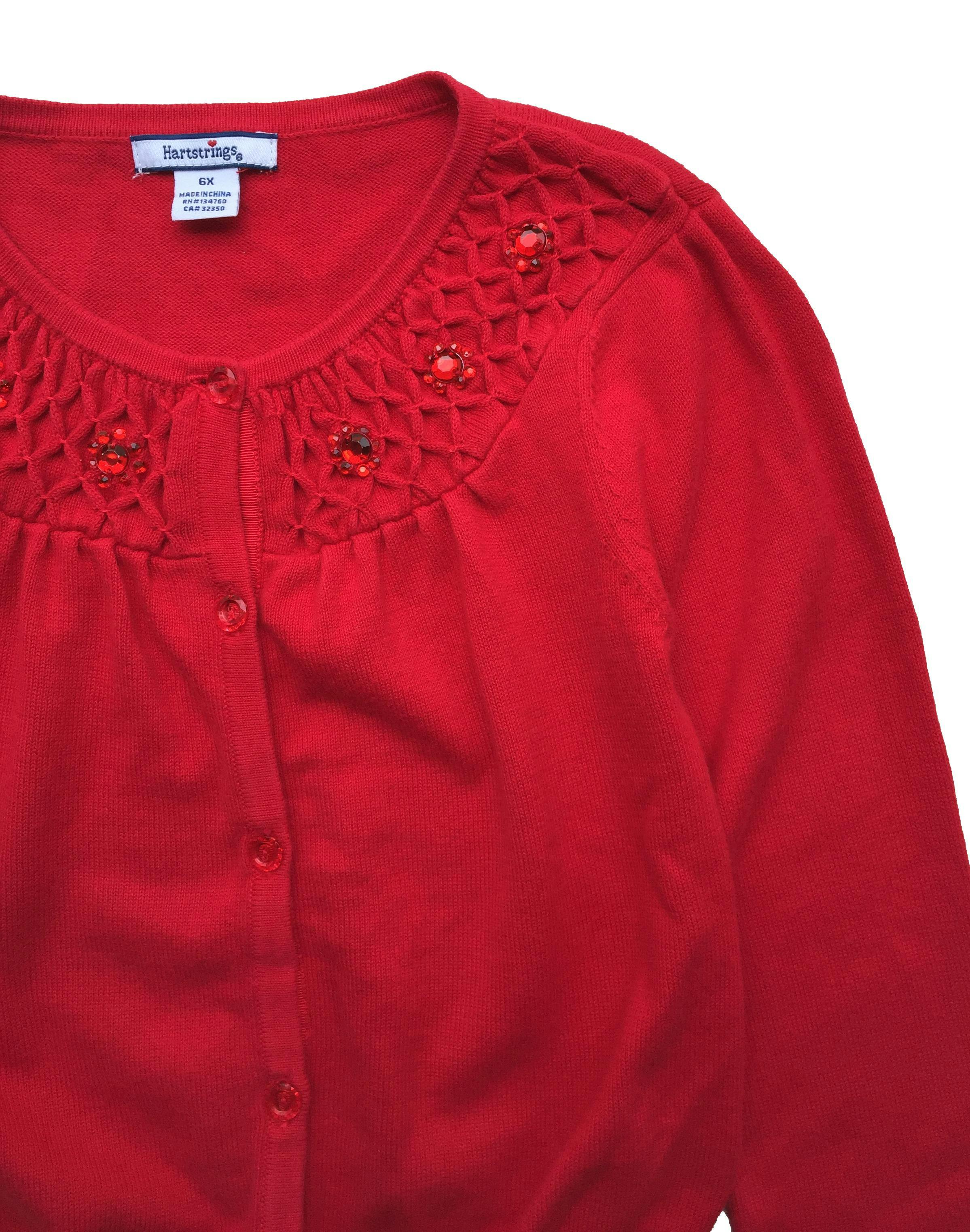 Cardigan rojo 100% algodón con aplicaciones cerca al cuello.