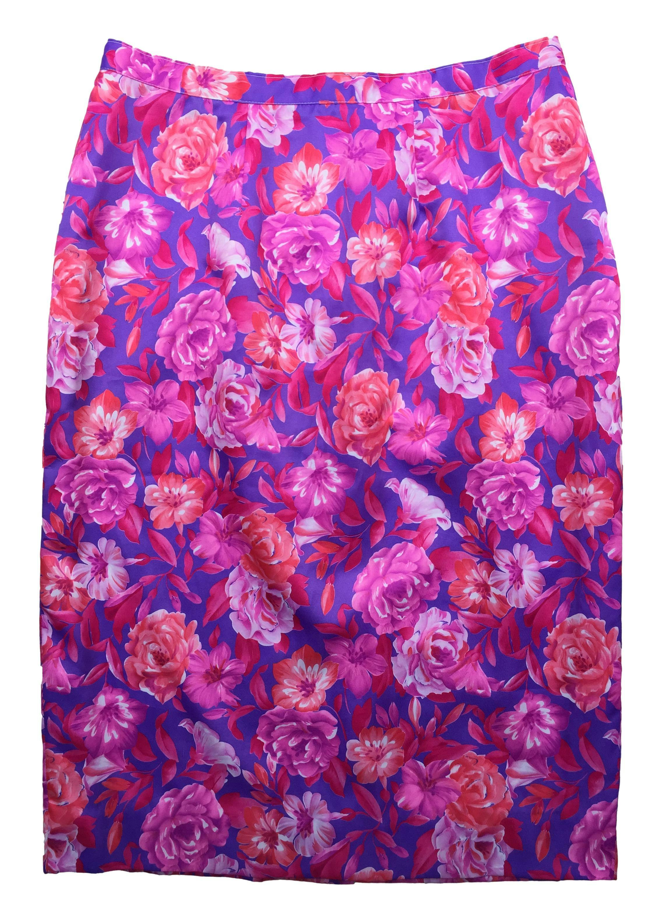 Falda con estampado floral en tonos rosa, morado, cierre y botón posterior. Cintura: 80cm, Largo: 73cm
