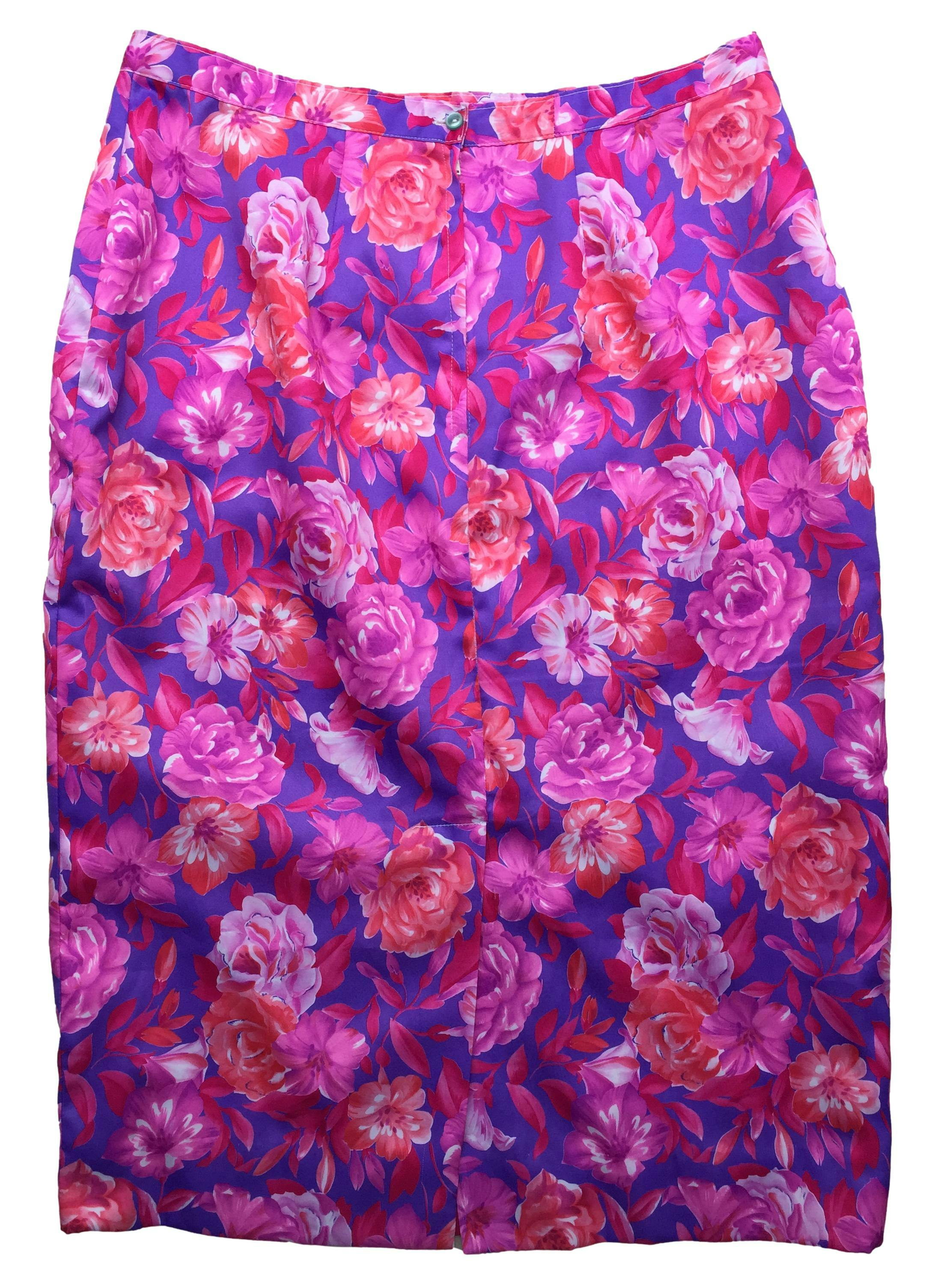 Falda con estampado floral en tonos rosa, morado, cierre y botón posterior. Cintura: 80cm, Largo: 73cm