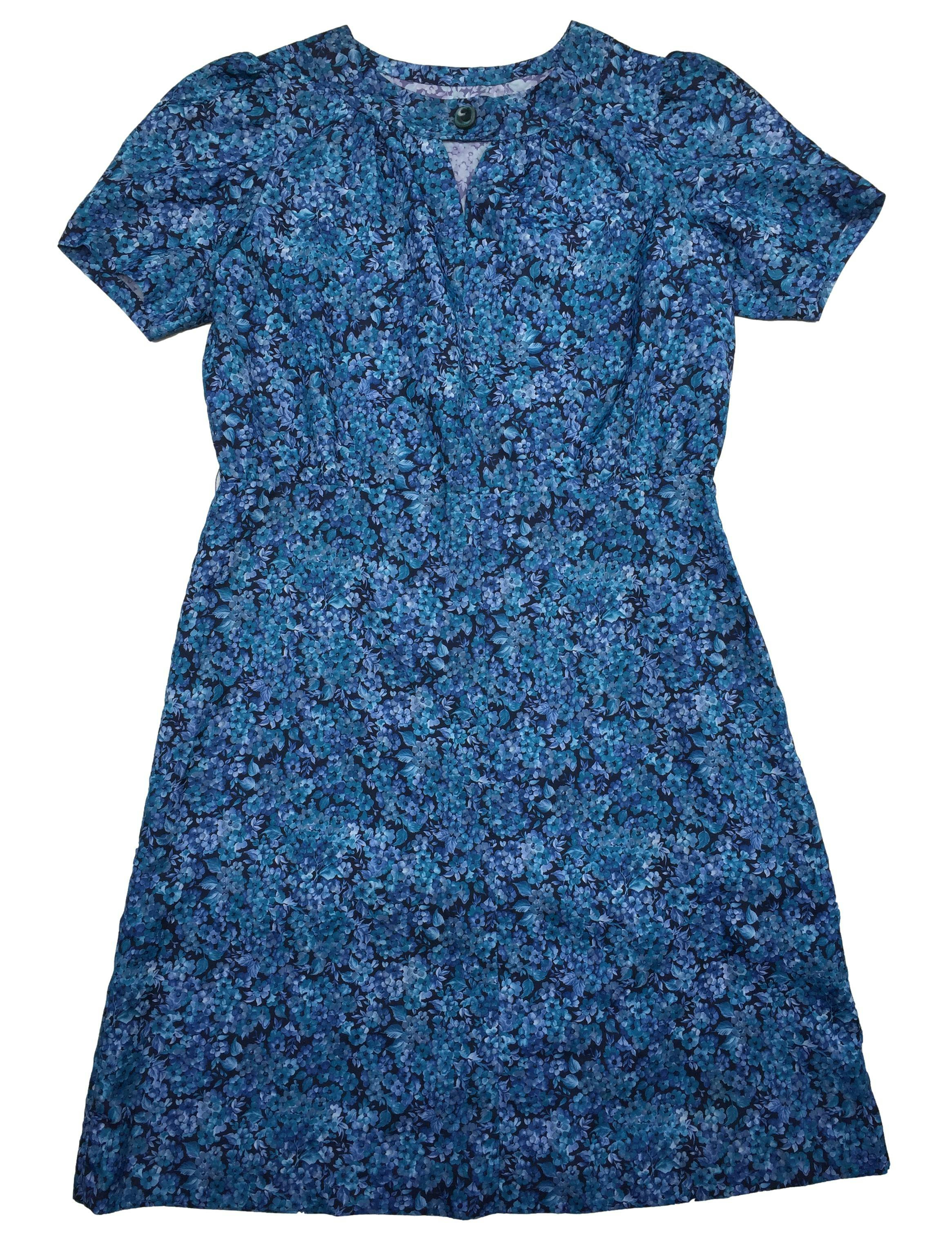 Vestido vintage azul con flores, botón y abertura en cuello, cierre lateral. Busto: 110cm. Largo: 102cm