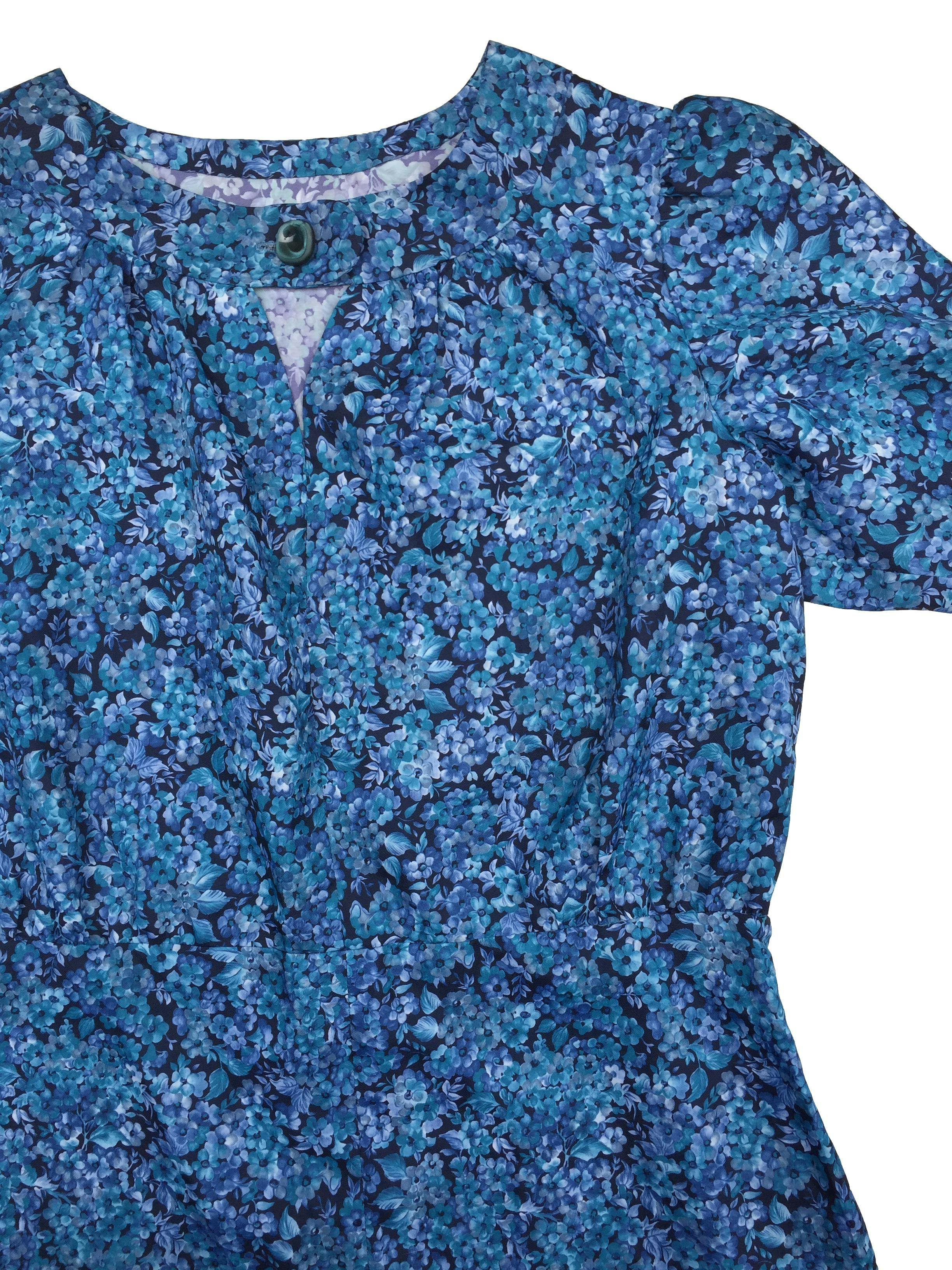 Vestido vintage azul con flores, botón y abertura en cuello, cierre lateral. Busto: 110cm. Largo: 102cm