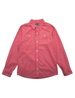 Camisa roja jaspeada con pespuntes crema y bolsillos en pecho