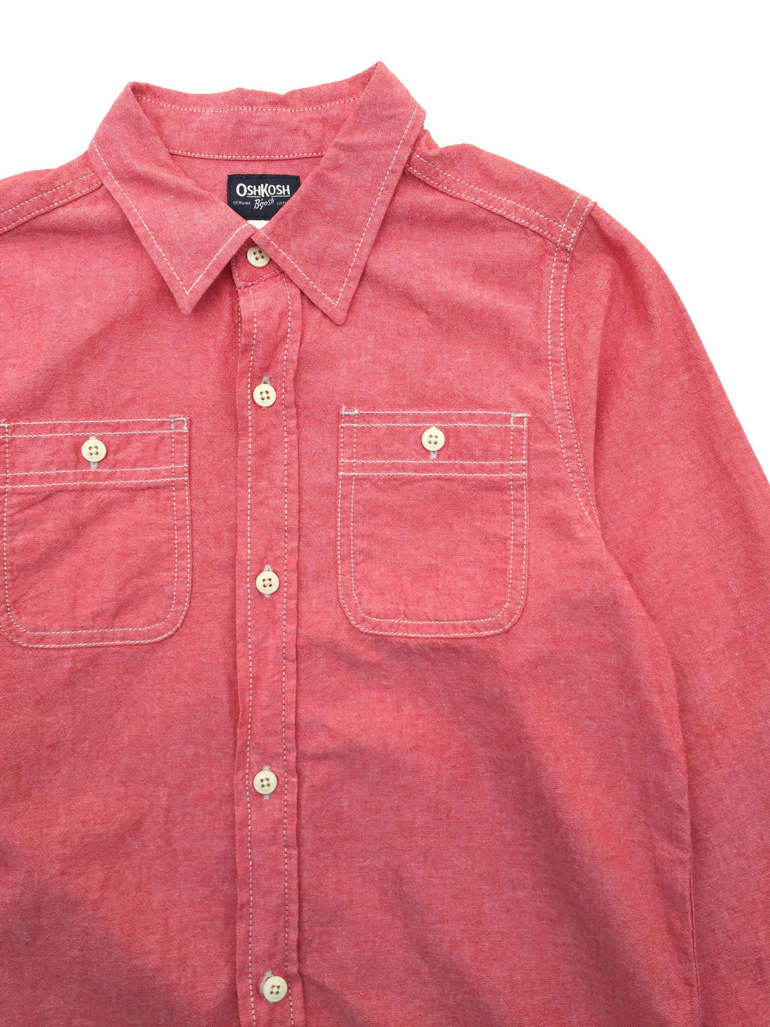 Camisa roja jaspeada con pespuntes crema y bolsillos en pecho