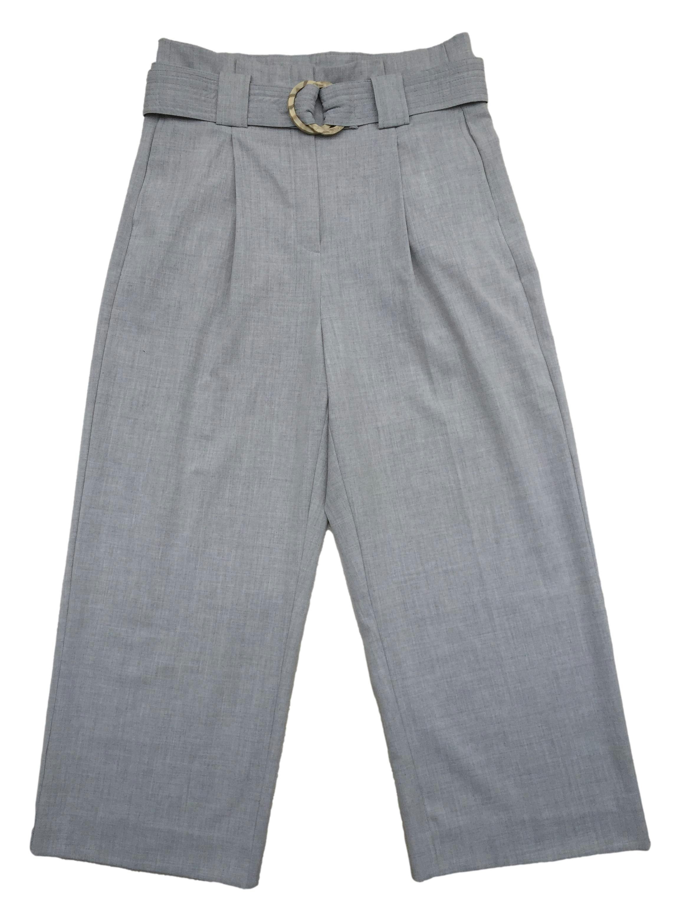 Pantalón Mango gris tipo sastre, correa incluída, cierre y botón delantero. Cintura: 76cm, Tiro: 36cm, Largo: 94cm.