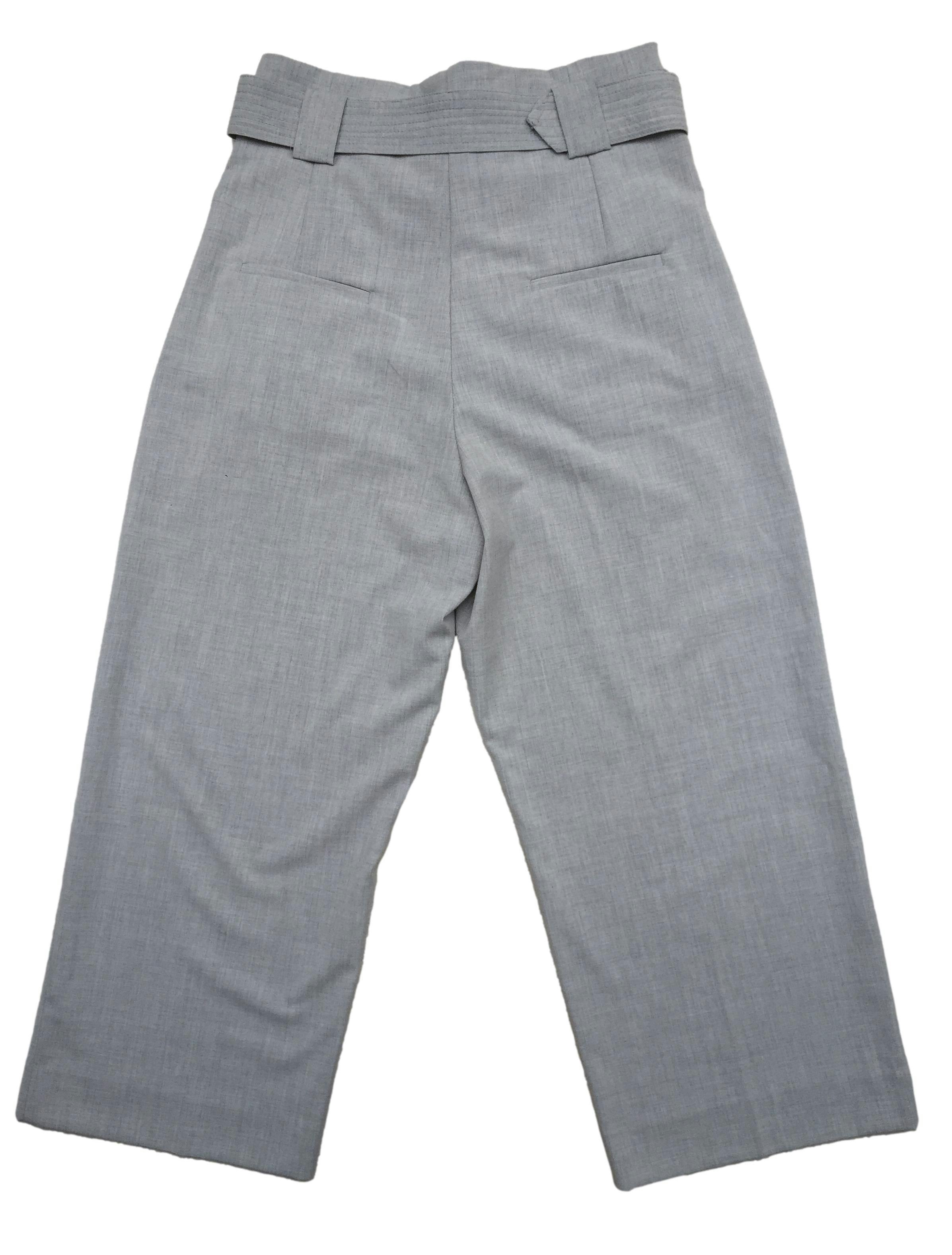 Pantalón Mango gris tipo sastre, correa incluída, cierre y botón delantero. Cintura: 76cm, Tiro: 36cm, Largo: 94cm.