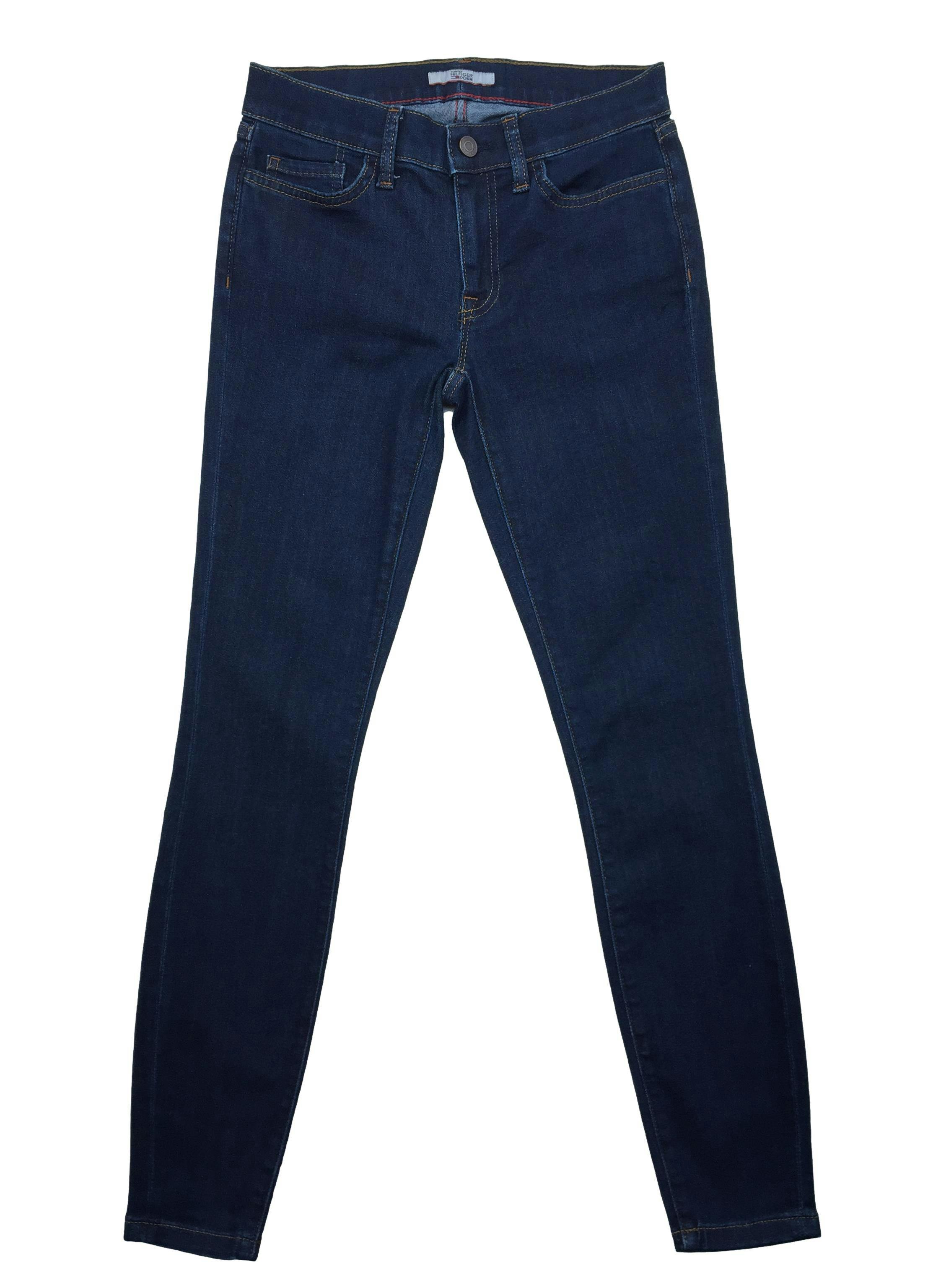 Skinny jean Tommy Hilfiger azul sólido 70% algodón, five pockets. Cintura 70cm Tiro 21cm Largo 95cm