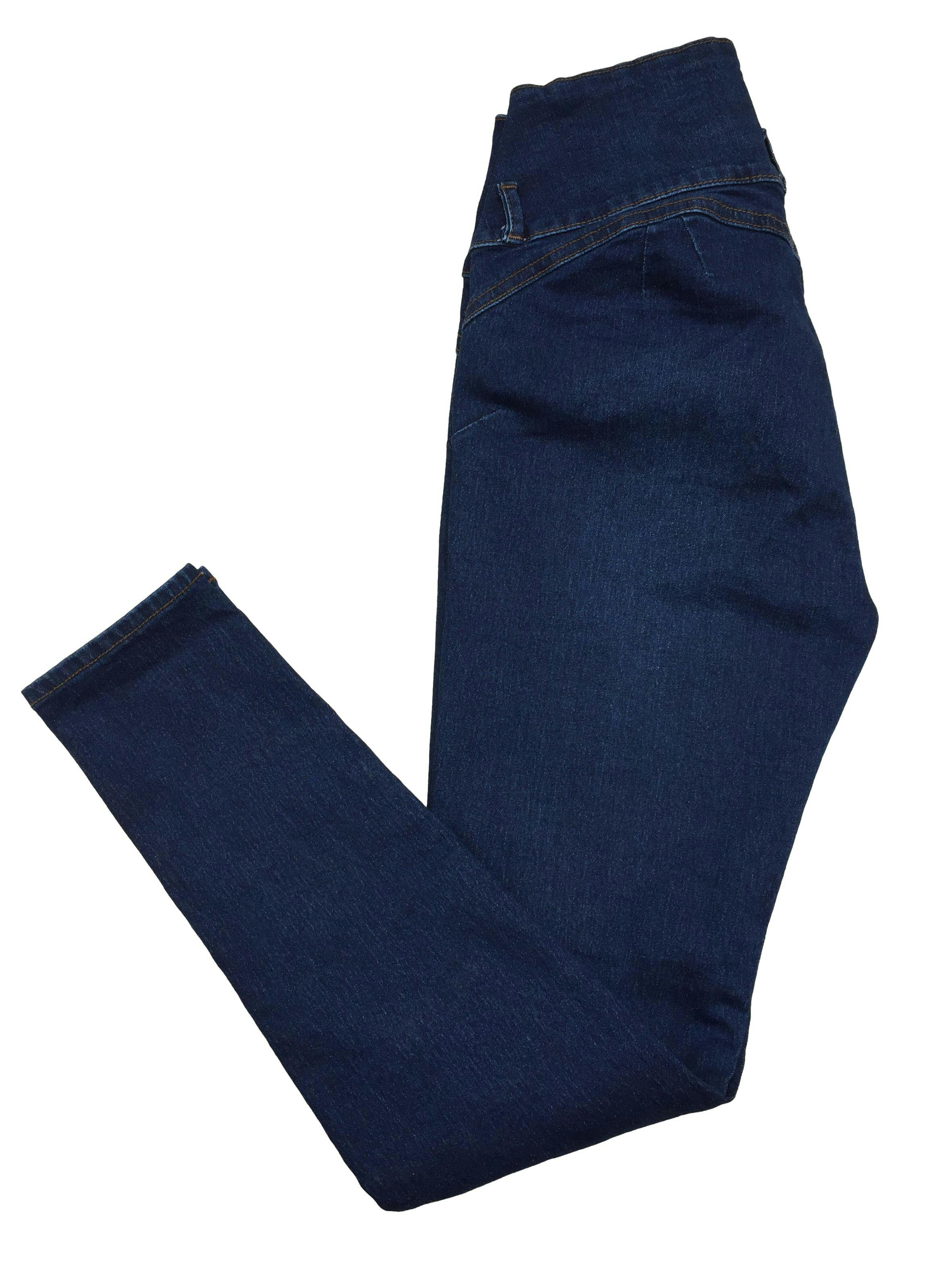 Skinny jean Parada 111 pretina ancha, tres botones. Cintura: 70cm (sin estirar), Tiro: 27cm, Largo: 95cm