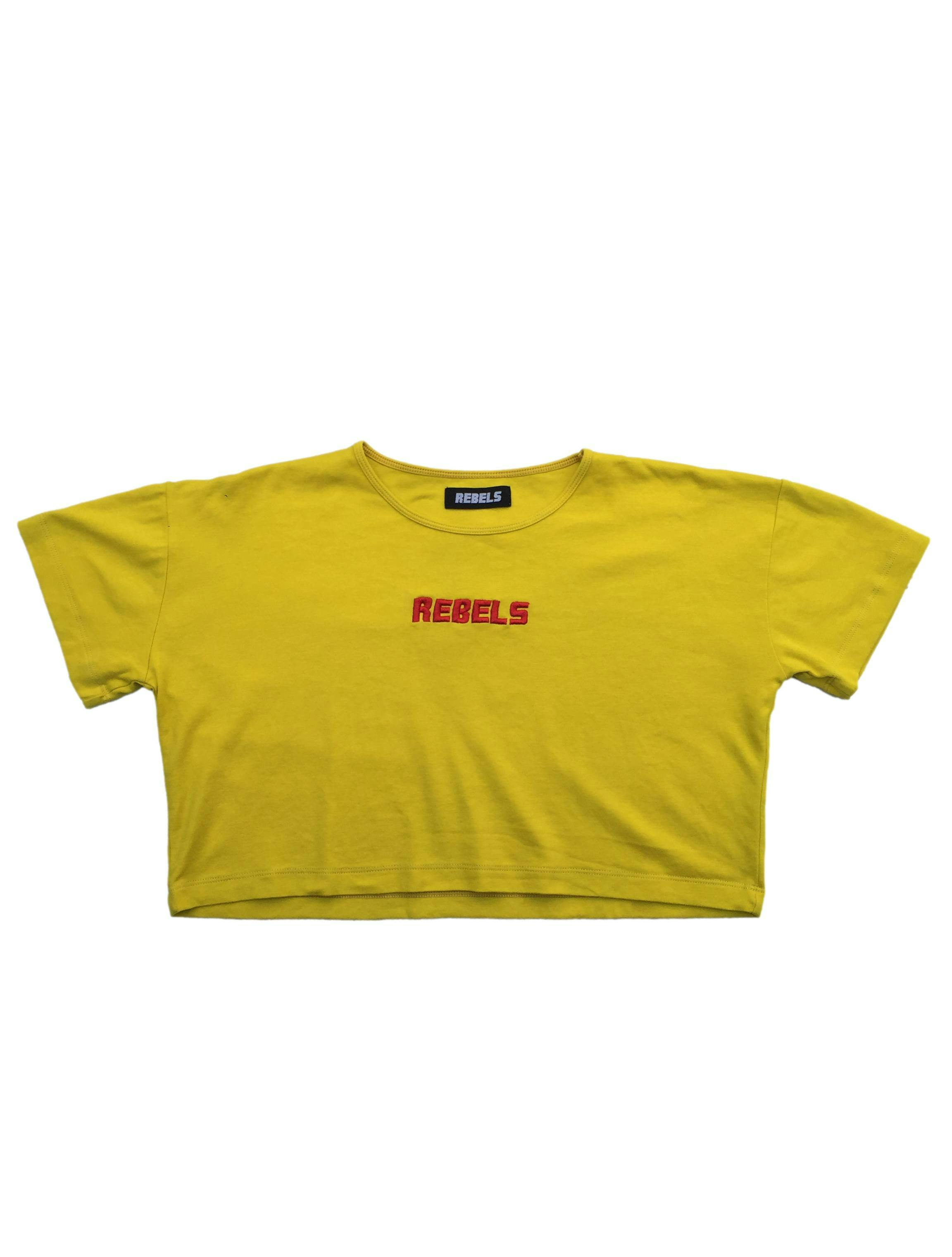 Polo crop Rebels amarillo con bordado rojo en pecho. Busto 110cm Largo 40cm