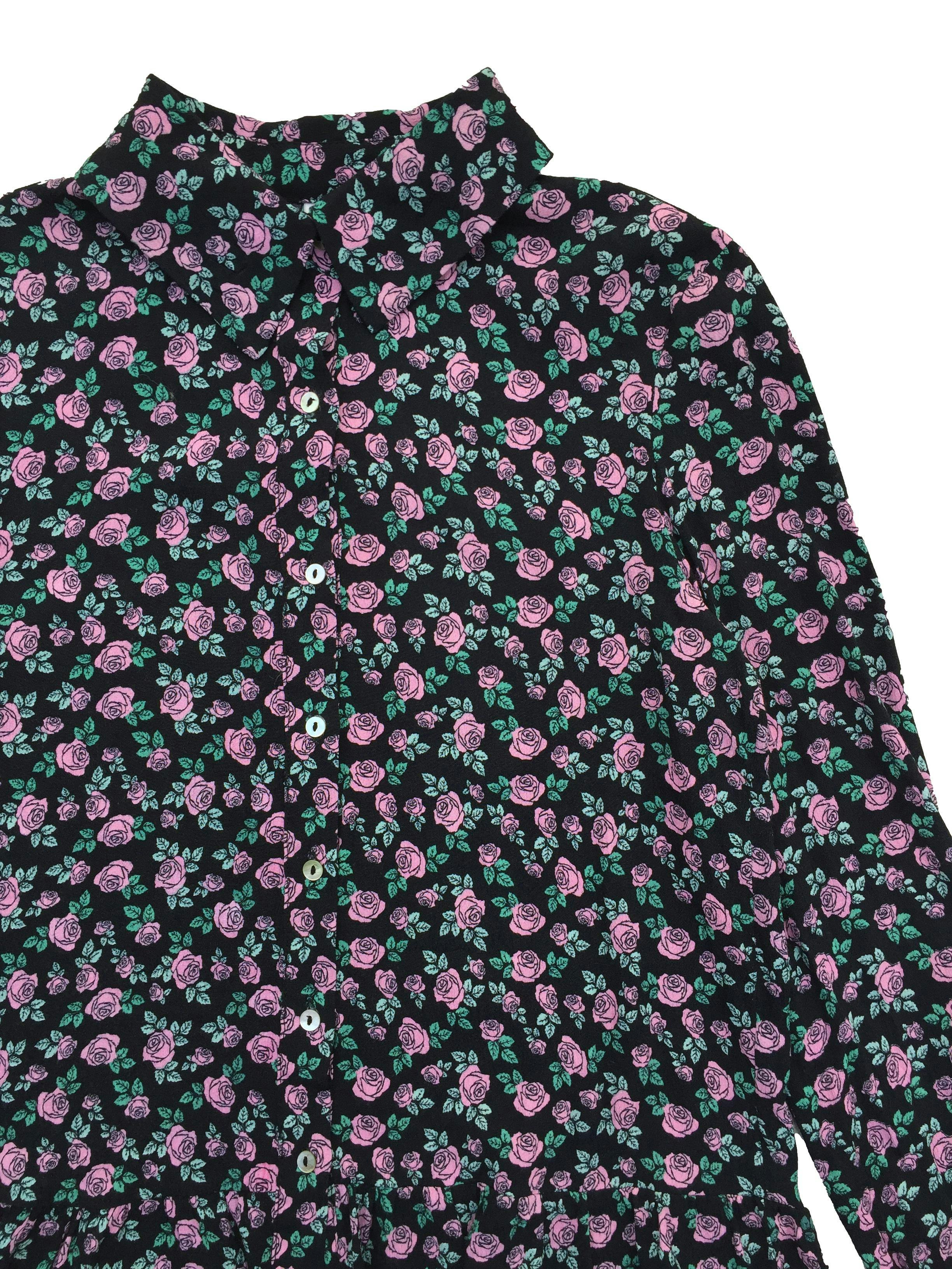 Blusa Sybilla negra con flores rosadas y hojas verdes, botones delanteros. Busto 86cm Largo 50cm