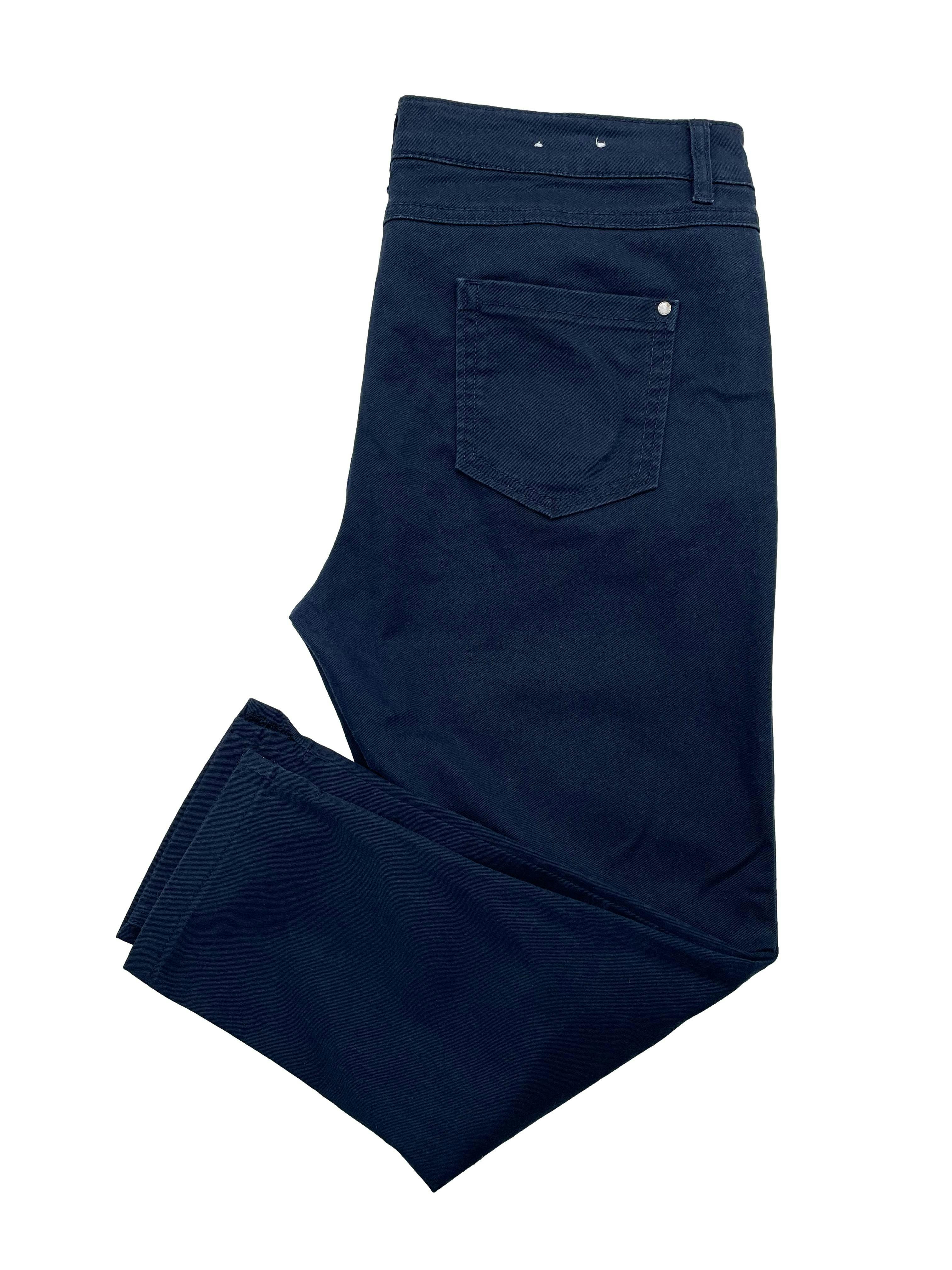 Pantalón Sfera azul marino, corte recto, five pockets y aberturas laterales. Cintura 90cm, Tiro 25cm, Largo 84cm.