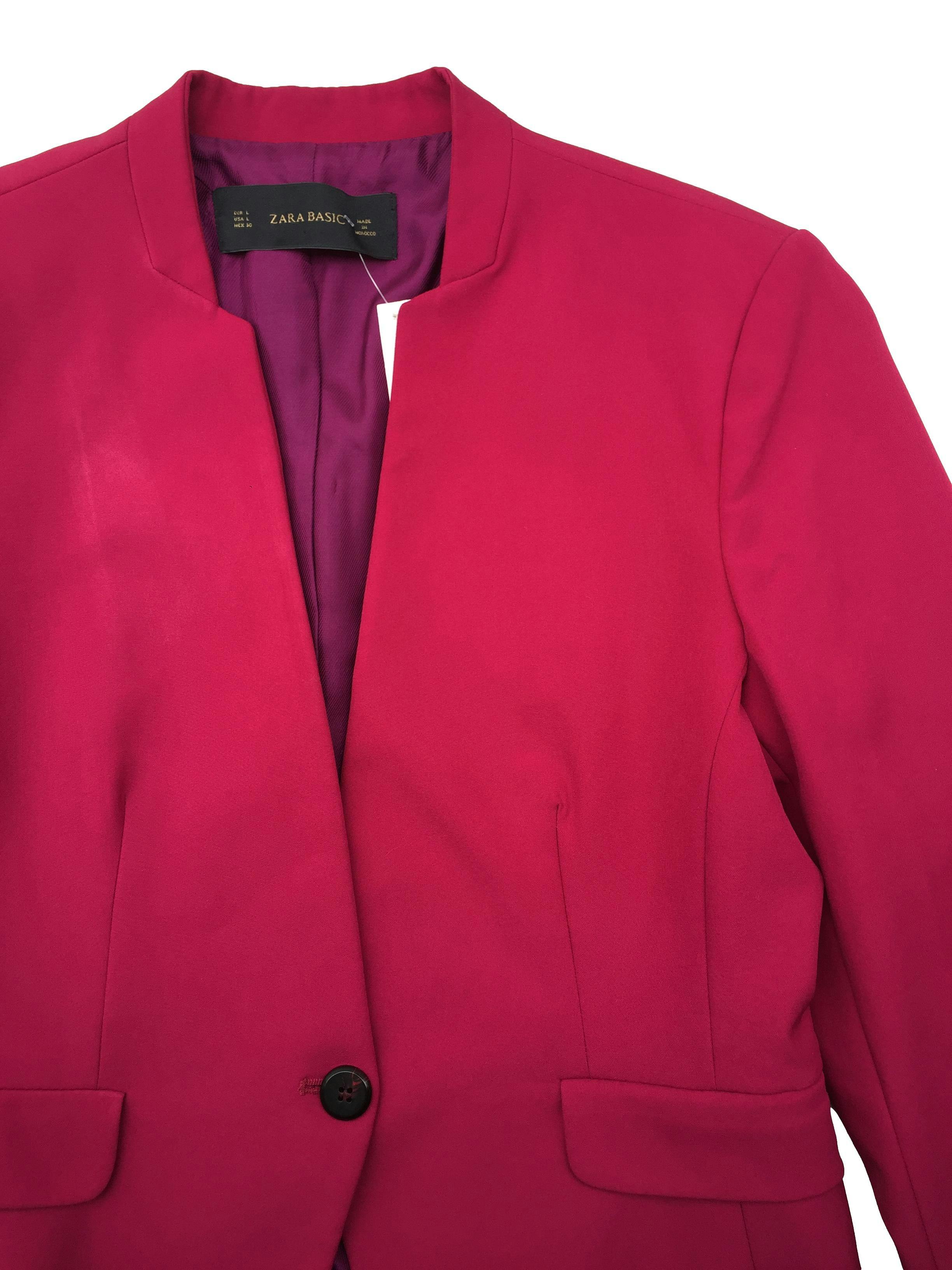 Blazer Zara color magenta, modelo de un solo botón con forro, hombreras y falsos bolsillos. Busto 100cm, Largo 56cm.
