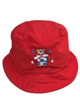 Bucket hat rojo con bordado de oso y tira para el cuello.