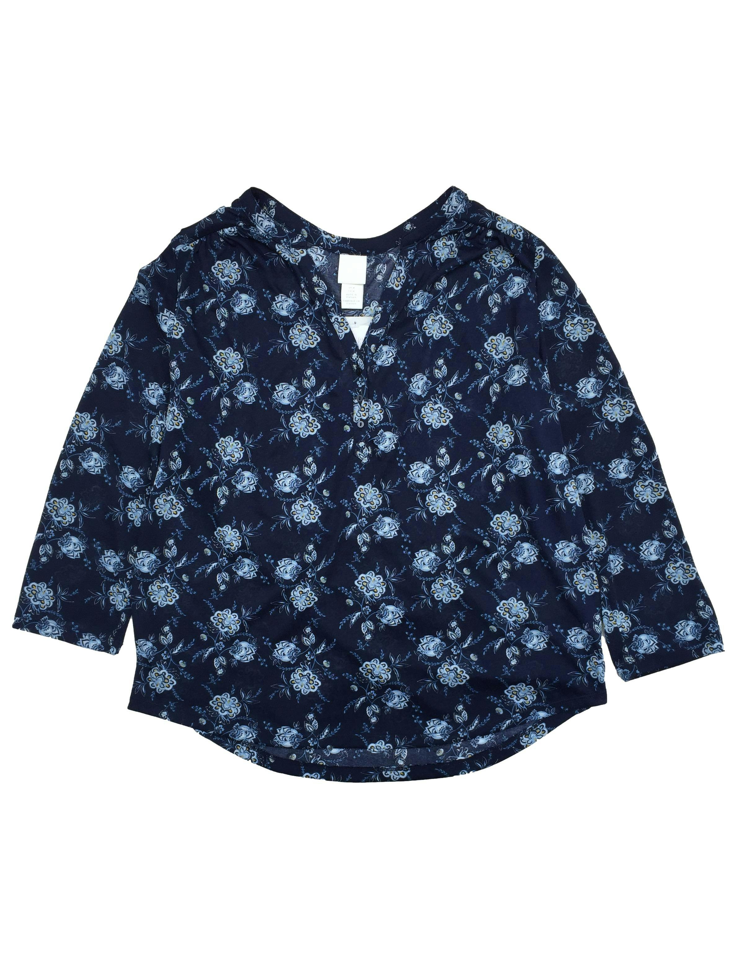 Polo H&M azul con flores, cuello en V con botones y pliegue en espalda, manga 3/4. Busto 108cm Largo  65cm