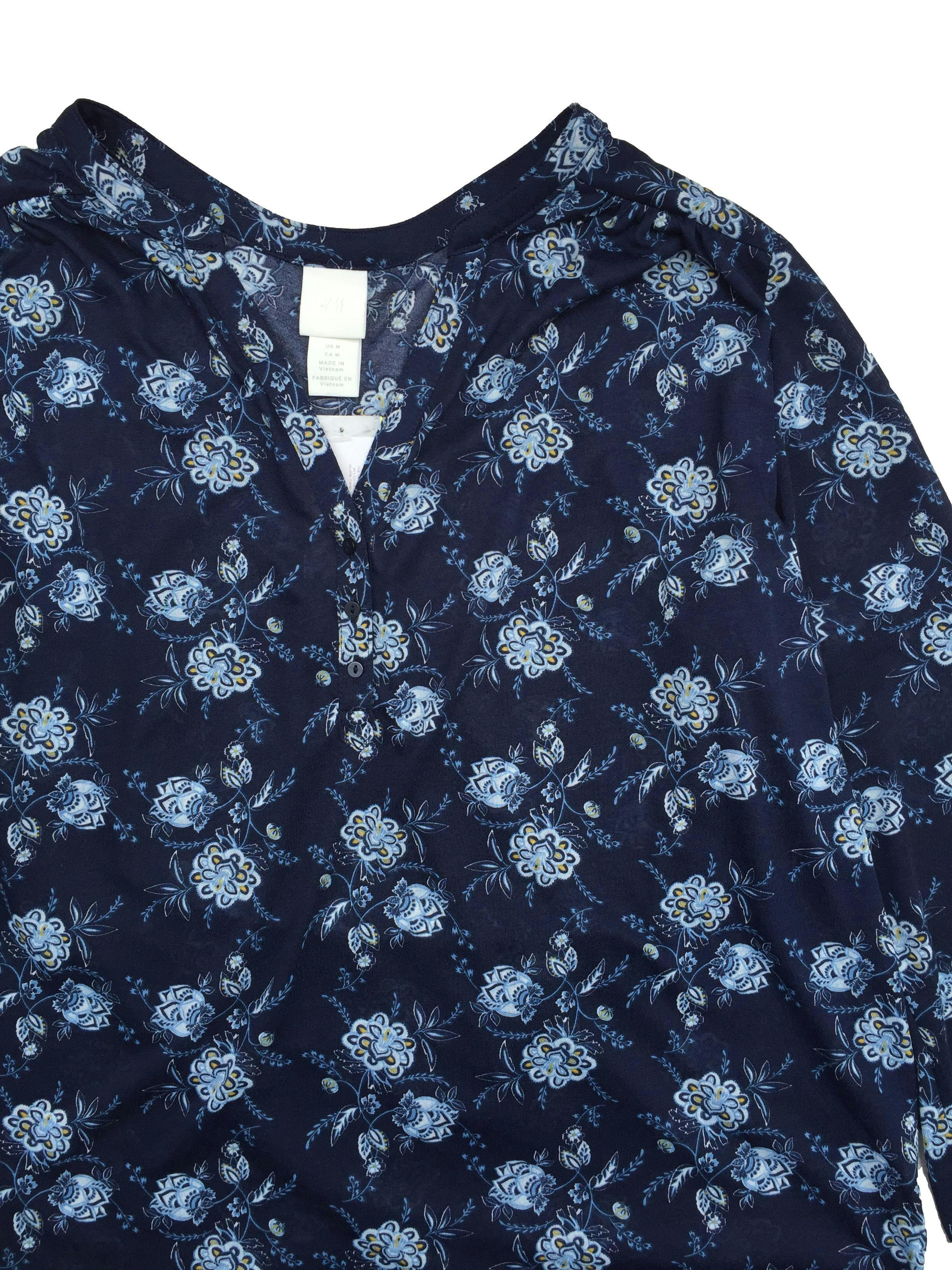Polo H&M azul con flores, cuello en V con botones y pliegue en espalda, manga 3/4. Busto 108cm Largo  65cm