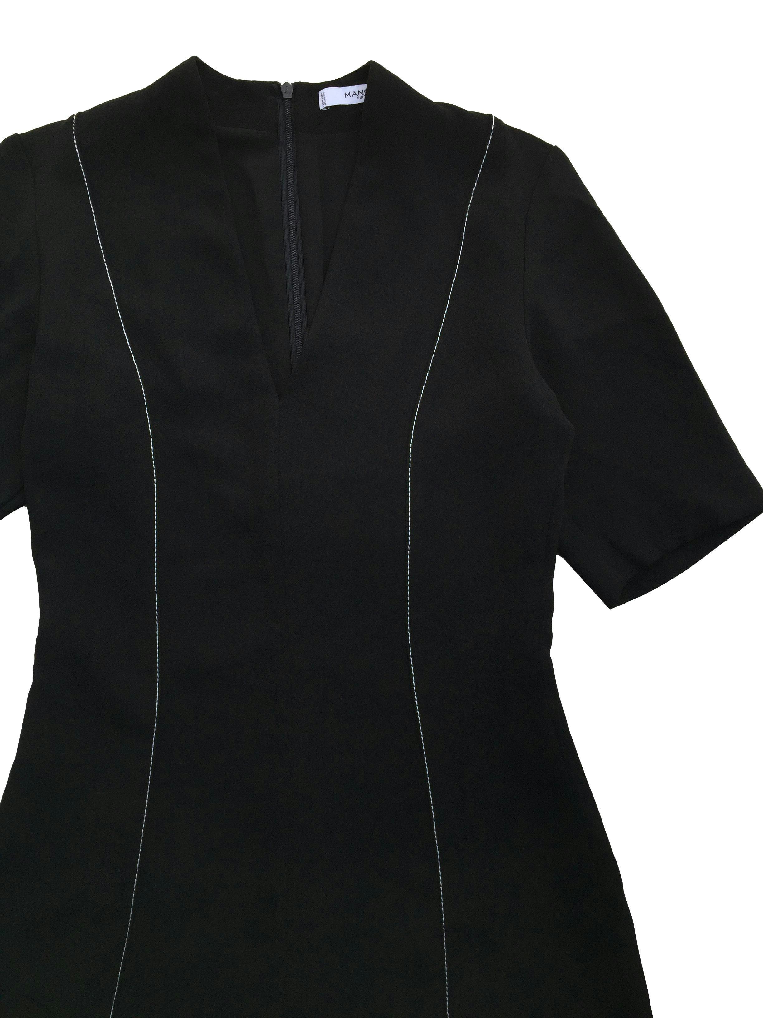 Vestido Mango negro, forro, cierre posterior, abertura inferior delantera. Busto: 82cm, Largo: 102cm