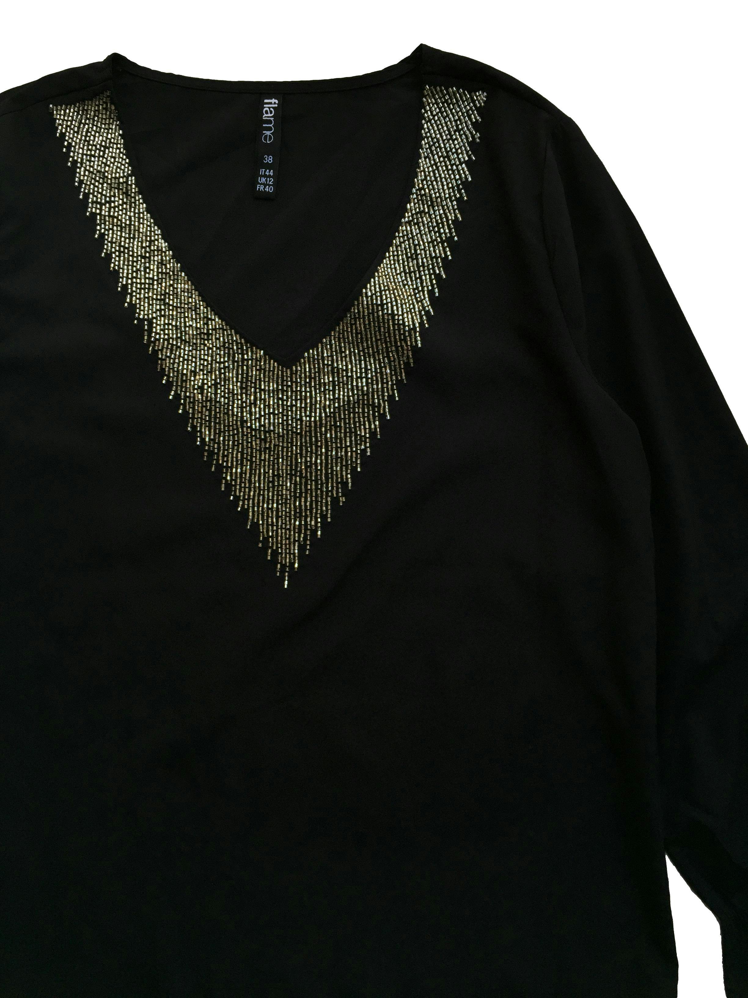 Blusa Flame negra con aplicaciones de mostacillas en el cuello. Busto: 98cm, Largo: 58cm