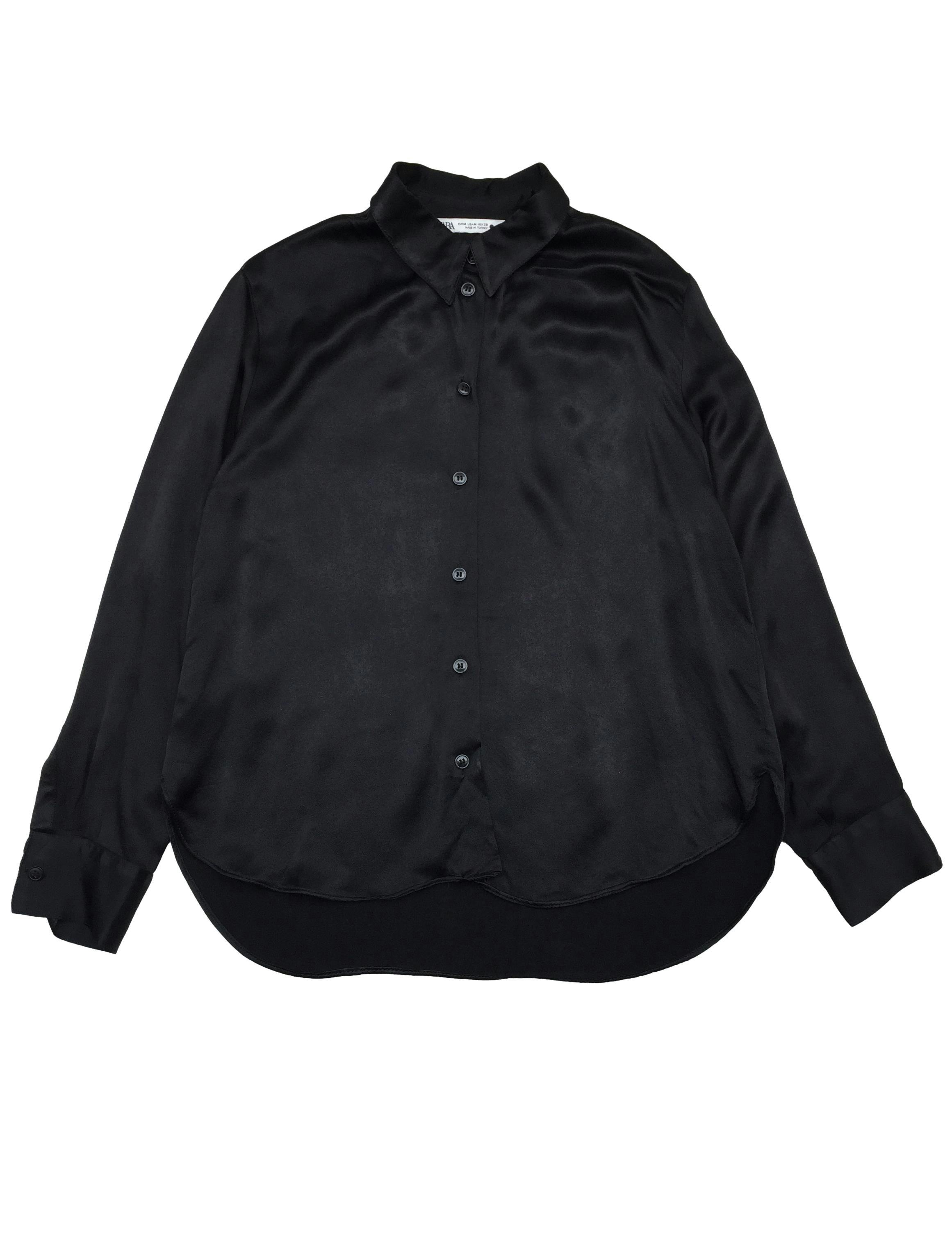 Blusa Zara negra satinada con botones delanteros. Busto 104cm Largo 60cm