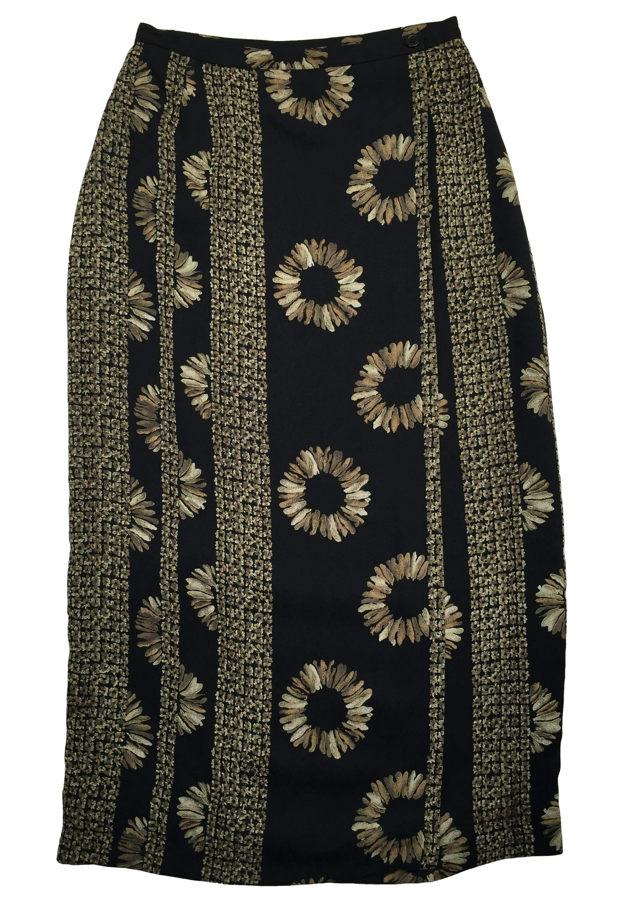 Falda larga vintage de gasa negra con flores, forrada, modelo cruzado con botones en pretina. Cintura 70cm Largo 90cm
